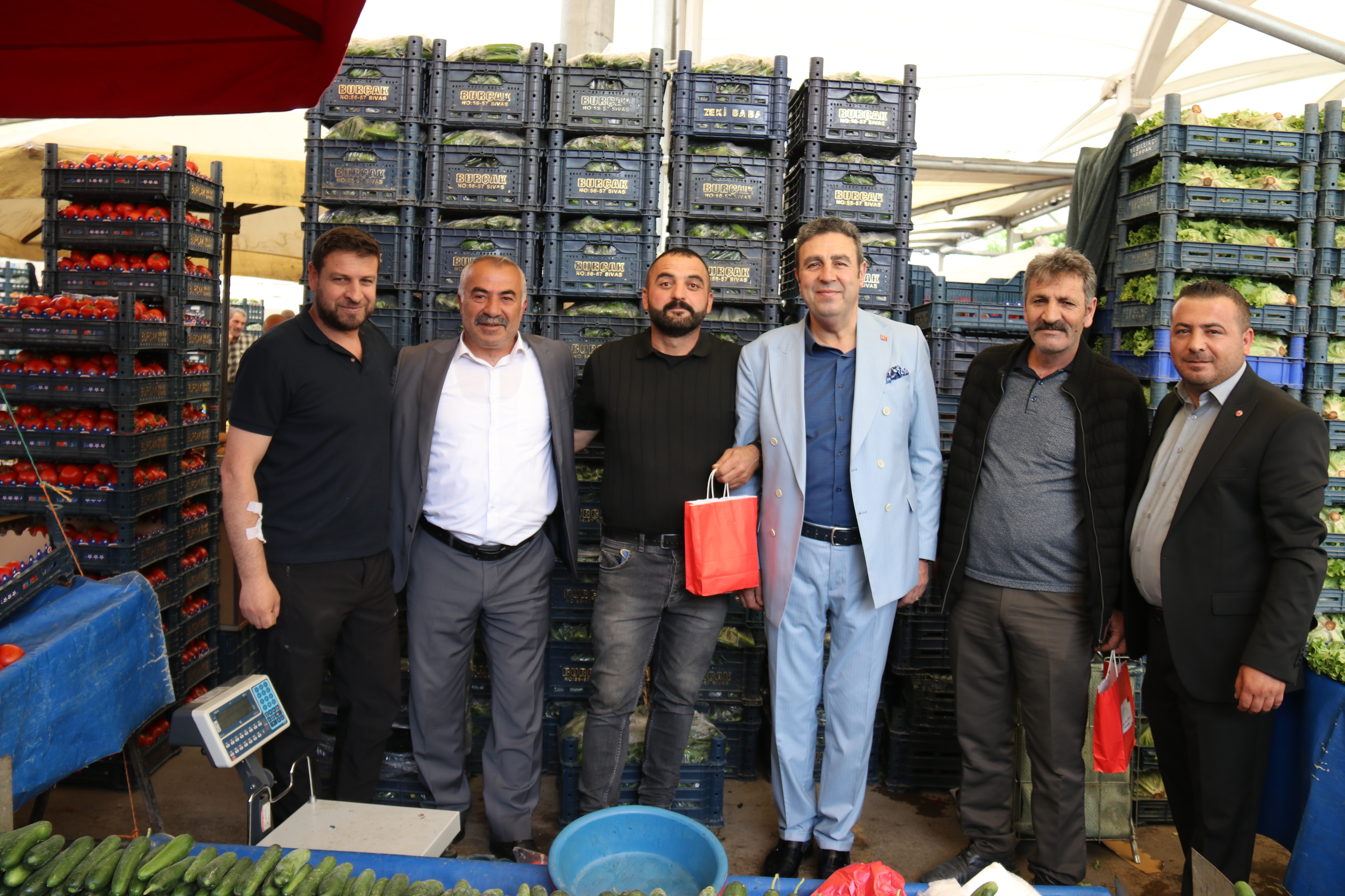 VATANDAŞLARA GÜL, ESNAFA BAYRAMLIK HEDİYE ETTİLER VATANDAŞLARA GÜL, ESNAFA BAYRAMLIK HEDİYE ETTİLER