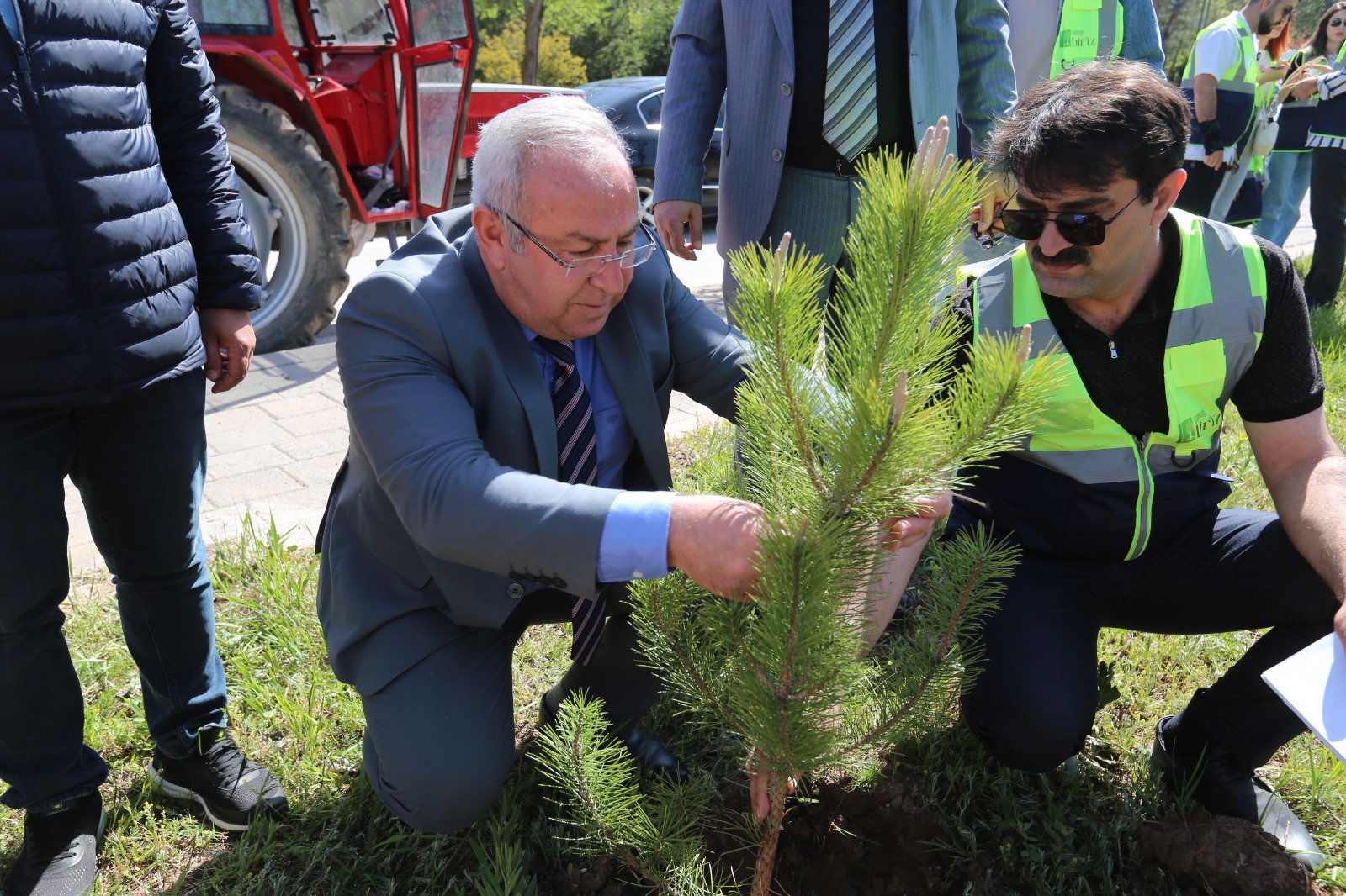 SCÜ Kampüsüne Türk Dünyası’nı Temsilen Fidanlar Dikildi SCÜ Kampüsüne Türk Dünyası’nı Temsilen Fidanlar Dikildi