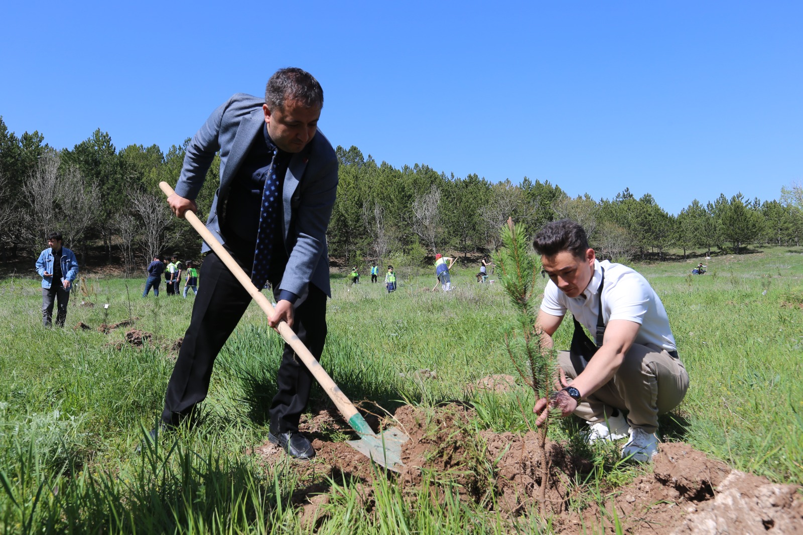 SCÜ Kampüsüne Türk Dünyası’nı Temsilen Fidanlar Dikildi SCÜ Kampüsüne Türk Dünyası’nı Temsilen Fidanlar Dikildi