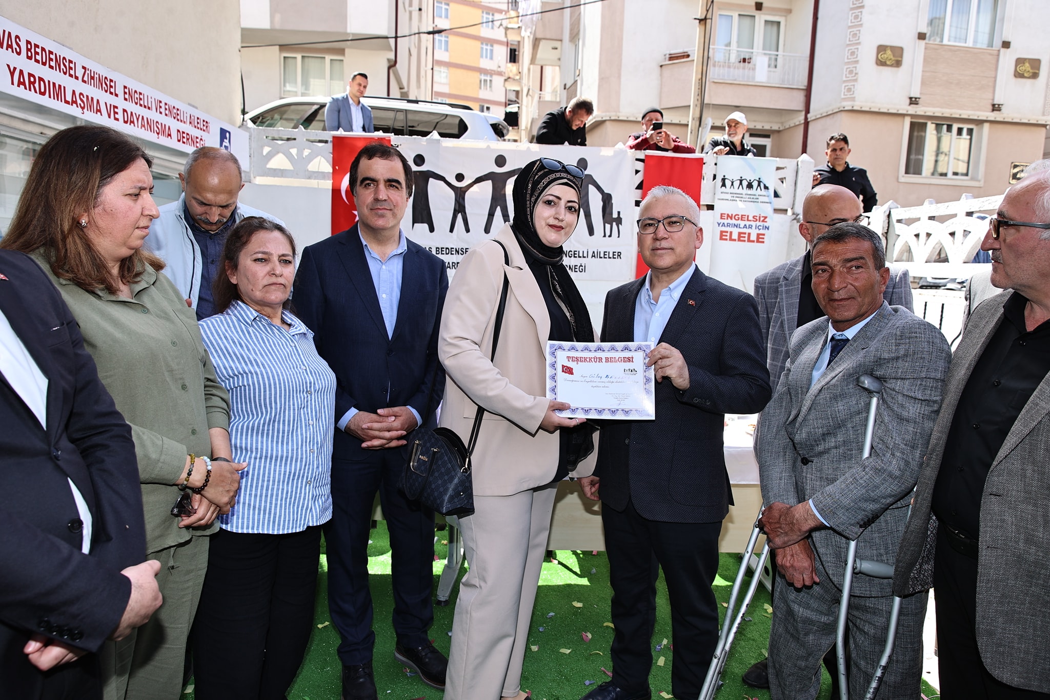 Engeller Haftası ile Sivas Bedensel Zihinsel Engelli ve Engelli Aileleri Yardımlaşma ve Dayanışma Derneği'nin 10. kuruluş yılı kapsamında düzenlenen özel etkinlik düzenlendi Engeller Haftası ile Sivas Bedensel Zihinsel Engelli ve Engelli Aileleri Yardımlaşma ve Dayanışma Derneği'nin 10. kuruluş yılı kapsamında düzenlenen özel etkinlik düzenlendi