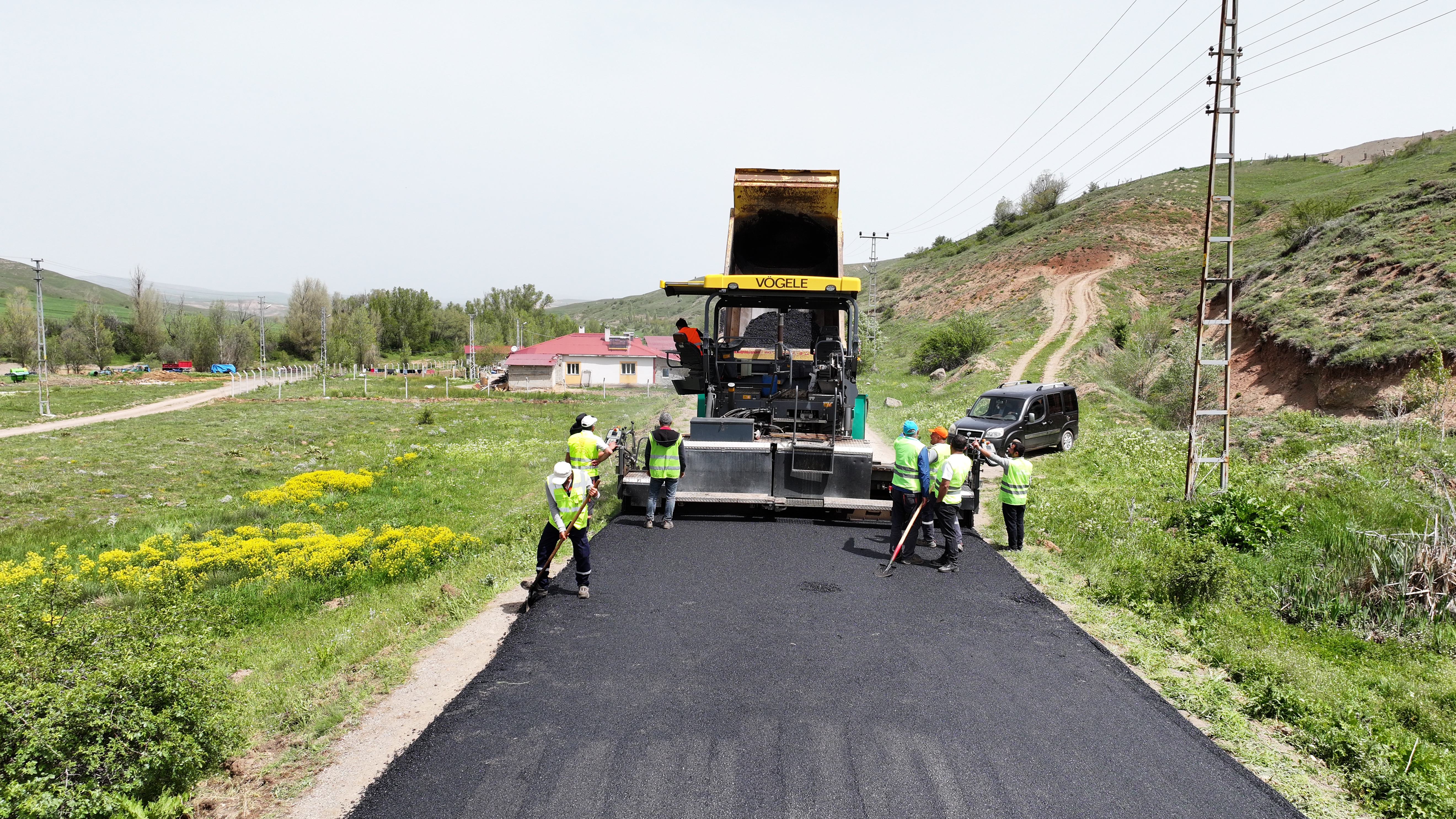 Sivas’ta Köy Yollarının Standartı Artıyor