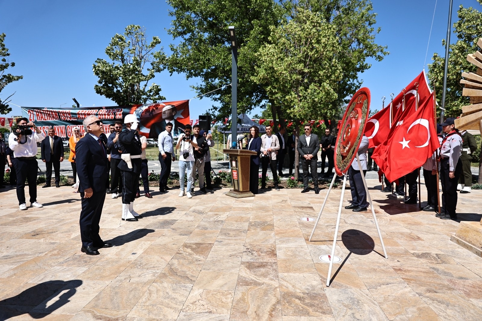 Mustafa Kemal Atatürk'ün, Sivas'a ilk teşriflerinin 106'ncı yıl dönümü, düzenlenen törenle kutlandı. Mustafa Kemal Atatürk'ün, Sivas'a ilk teşriflerinin 106'ncı yıl dönümü, düzenlenen törenle kutlandı.