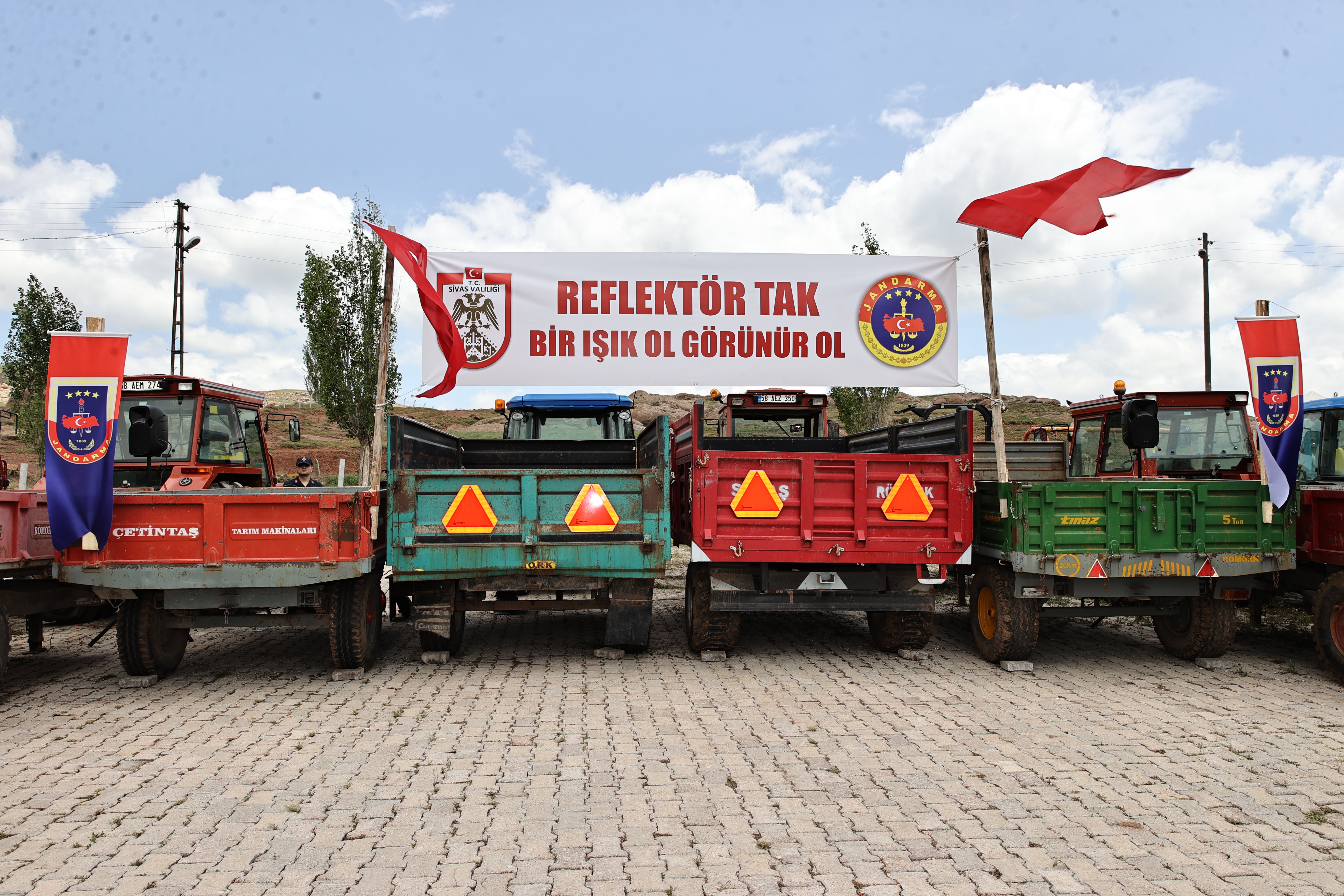 Reflektör Tak, Işık Ol, Görünür Ol Reflektör Tak, Işık Ol, Görünür Ol