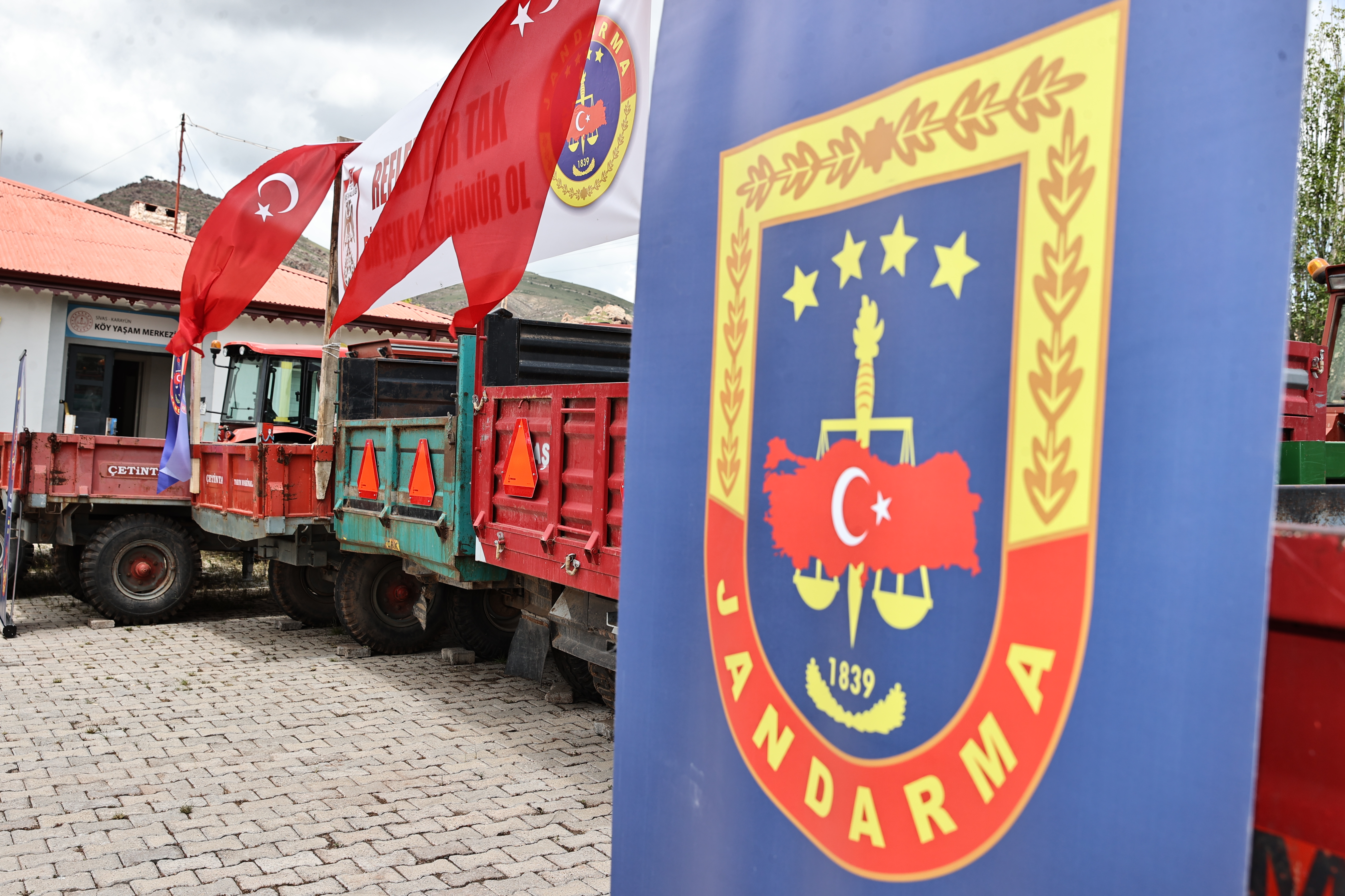 Reflektör Tak, Işık Ol, Görünür Ol Reflektör Tak, Işık Ol, Görünür Ol