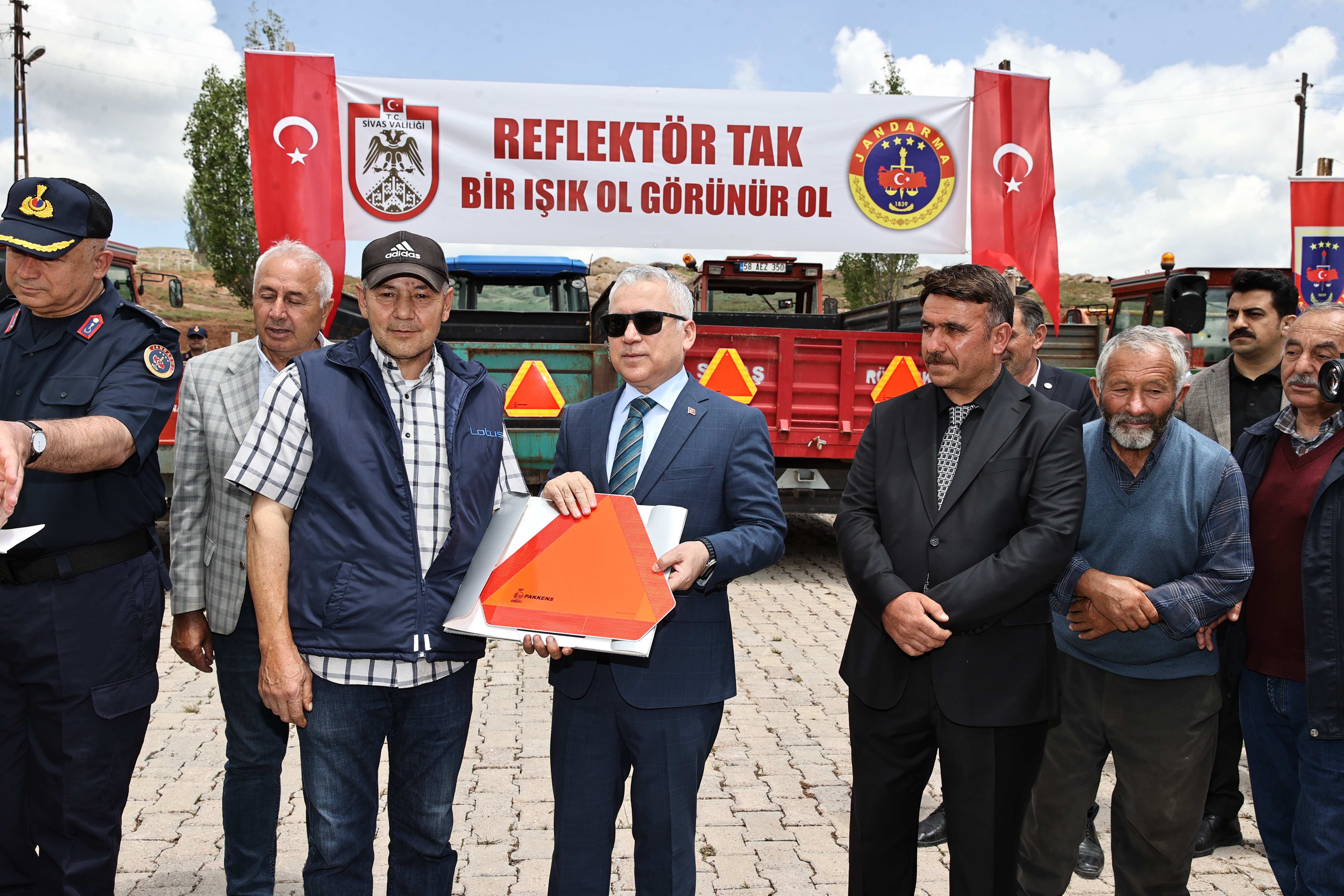 Reflektör Tak, Işık Ol, Görünür Ol Reflektör Tak, Işık Ol, Görünür Ol