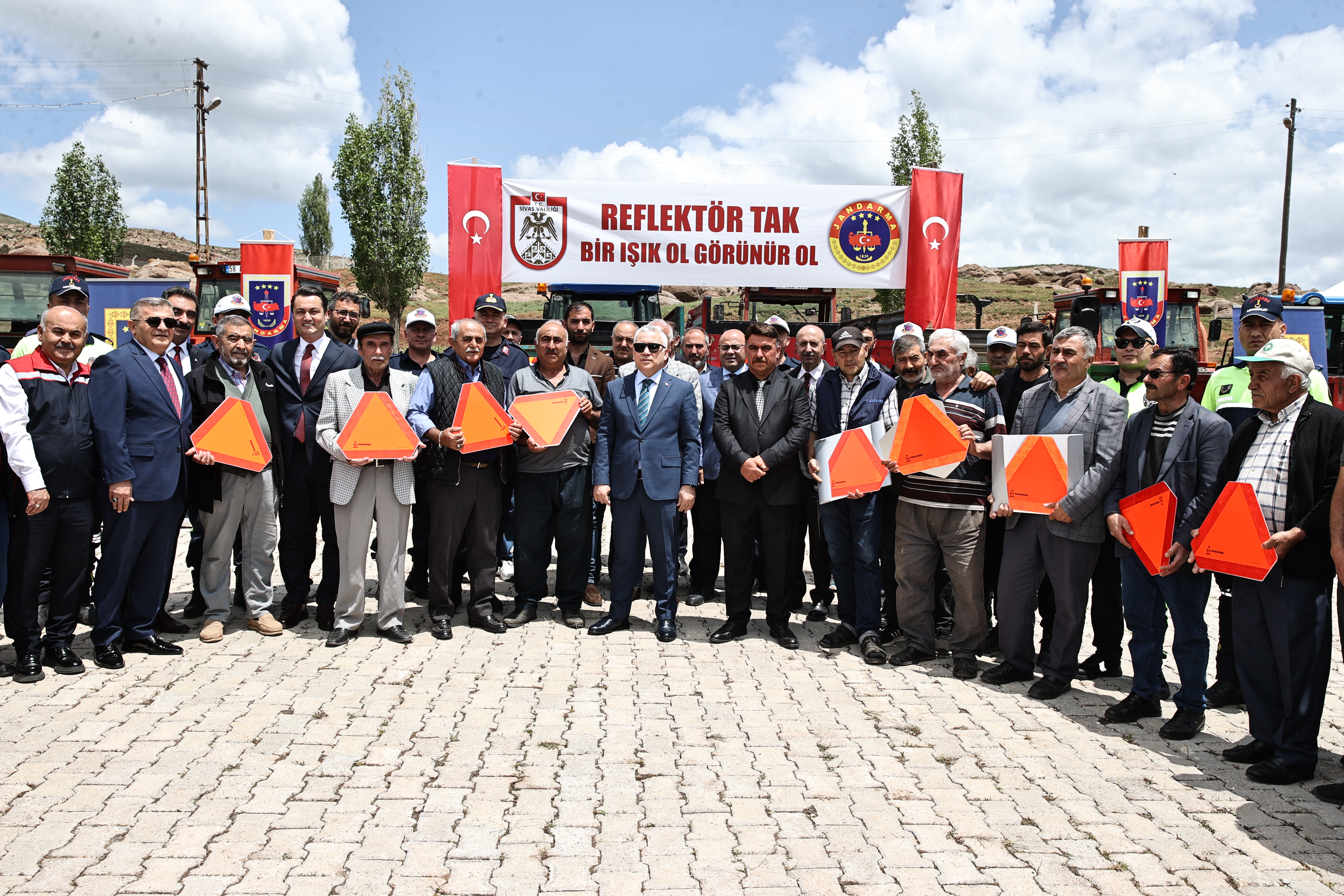 Reflektör Tak, Işık Ol, Görünür Ol Reflektör Tak, Işık Ol, Görünür Ol