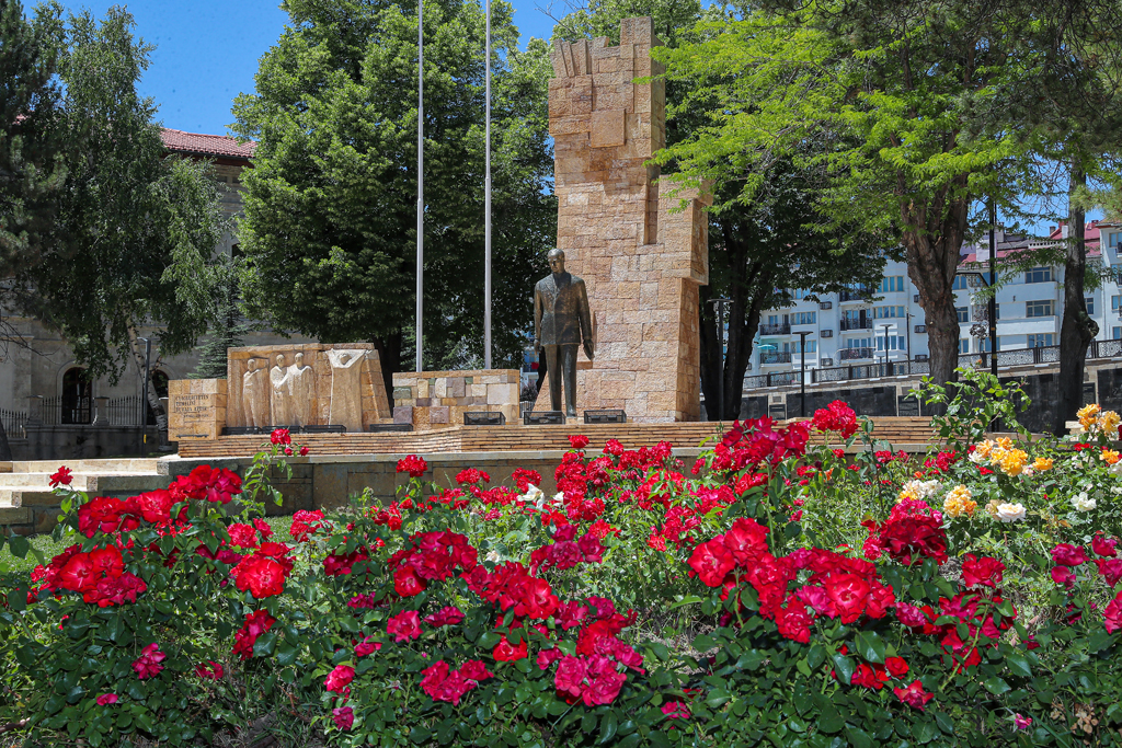 ATATÜRK ANITI'NIN ÇEVRE DÜZENLEMESİ TAMAMLANDI ATATÜRK ANITI'NIN ÇEVRE DÜZENLEMESİ TAMAMLANDI