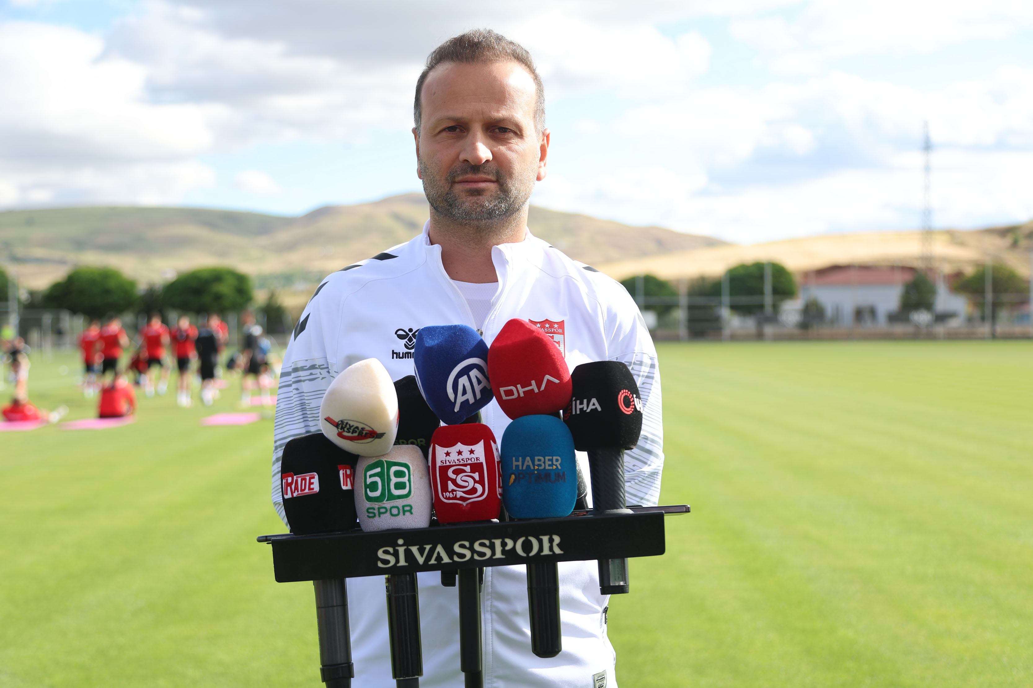 Osman Zeki Korkmaz: İnsanların Gurur Duyduğu Takım Olacağız Osman Zeki Korkmaz: İnsanların Gurur Duyduğu Takım Olacağız