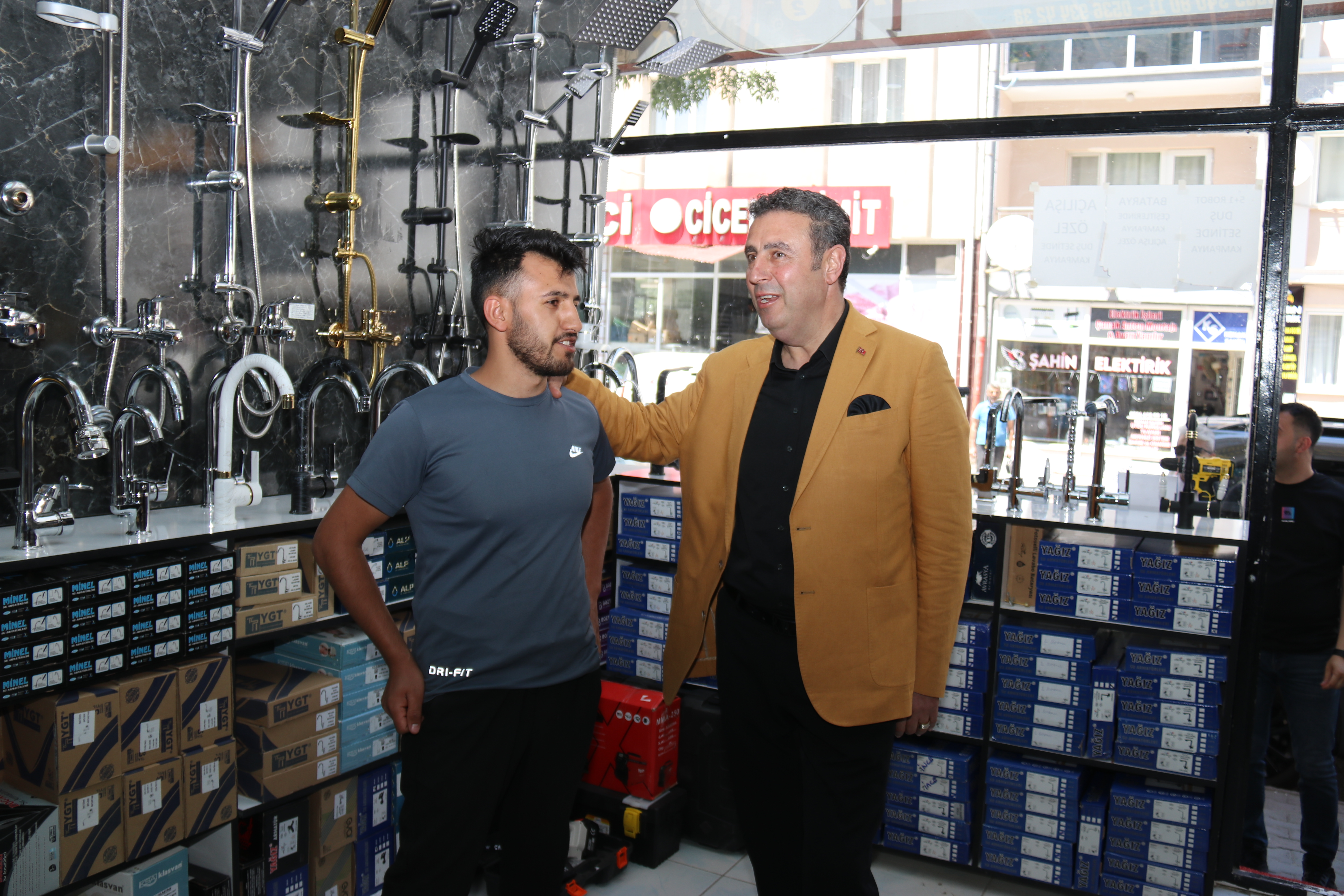 GURBETÇİLER, ESNAFI HAREKETLENDİRDİ