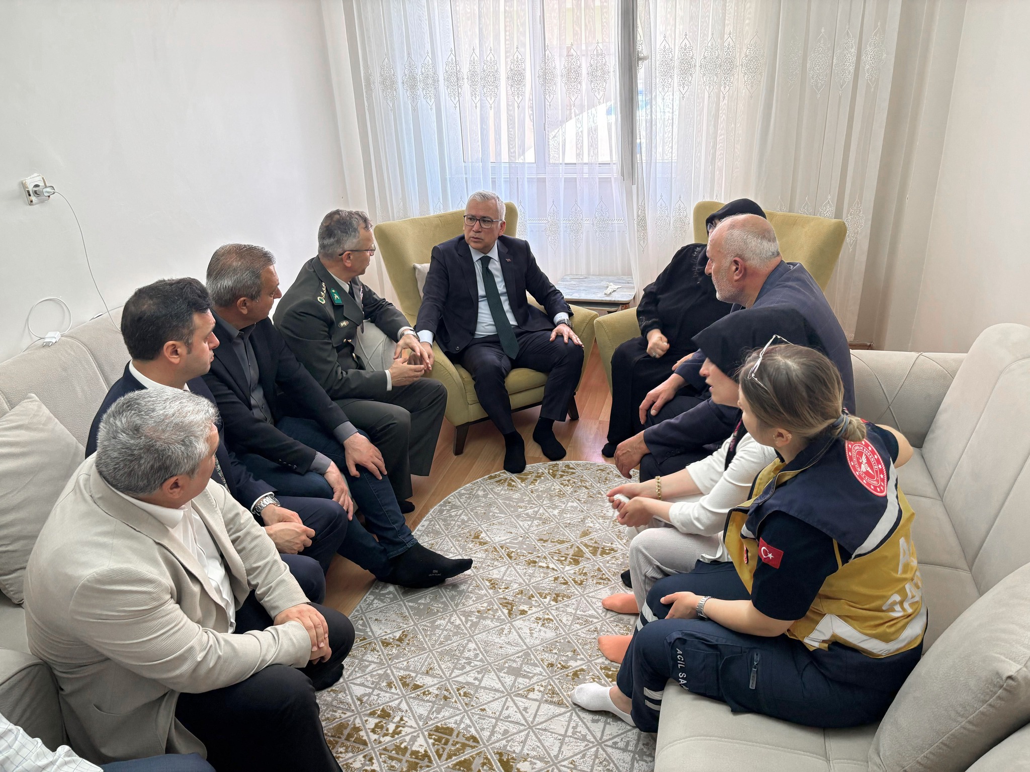 Şehit Olan Uzman Çavuş Ümit Üzüm evinin Vali Şimşek Garnizon Komutanı Mutlu ve Belediye Başkanı Uzun ziyaret etti Şehit Olan Uzman Çavuş Ümit Üzüm evinin Vali Şimşek Garnizon Komutanı Mutlu ve Belediye Başkanı Uzun ziyaret etti