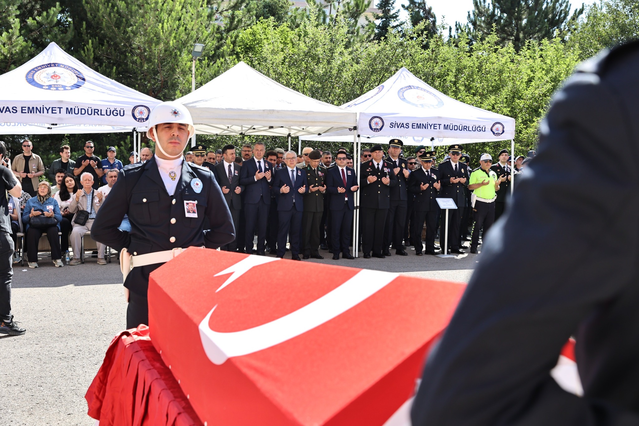 Polis memuru Murat Tamer için İl Emniyet Müdürlüğü bahçesinde tören düzenlendi Polis memuru Murat Tamer için İl Emniyet Müdürlüğü bahçesinde tören düzenlendi