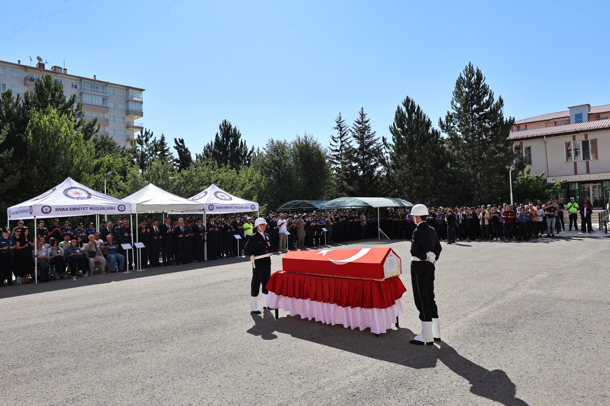 Polis memuru Murat Tamer için İl Emniyet Müdürlüğü bahçesinde tören düzenlendi Polis memuru Murat Tamer için İl Emniyet Müdürlüğü bahçesinde tören düzenlendi