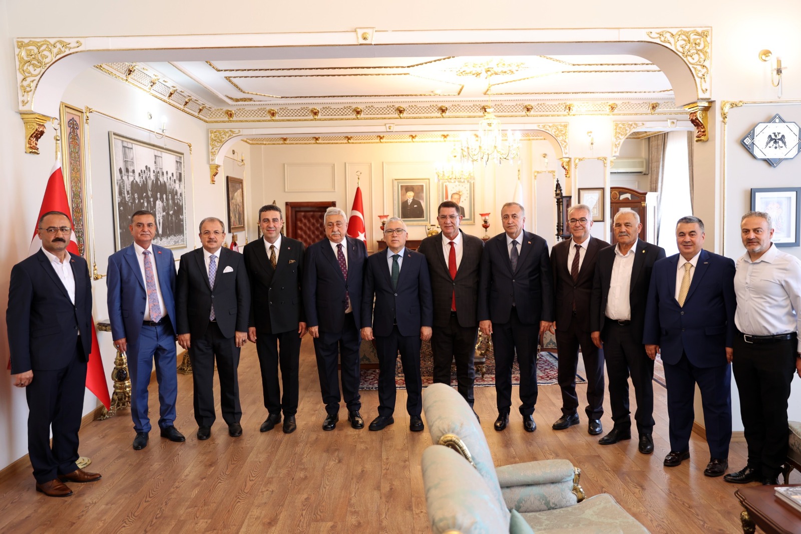 Türkiye Esnaf ve Sanatkârları Konfederasyonu (TESK) Genel Başkanı Bendevi Palandöken ve beraberindekiler Vali Dr Yılmaz Şimşek'i ziyaret etti Türkiye Esnaf ve Sanatkârları Konfederasyonu (TESK) Genel Başkanı Bendevi Palandöken ve beraberindekiler Vali Dr Yılmaz Şimşek'i ziyaret etti