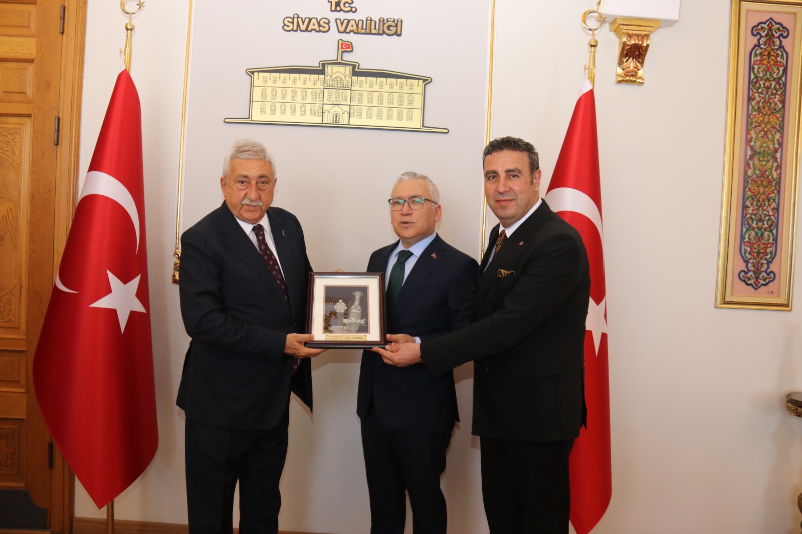 Türkiye Esnaf ve Sanatkârları Konfederasyonu (TESK) Genel Başkanı Bendevi Palandöken ve beraberindekiler Vali Dr Yılmaz Şimşek'i ziyaret etti Türkiye Esnaf ve Sanatkârları Konfederasyonu (TESK) Genel Başkanı Bendevi Palandöken ve beraberindekiler Vali Dr Yılmaz Şimşek'i ziyaret etti