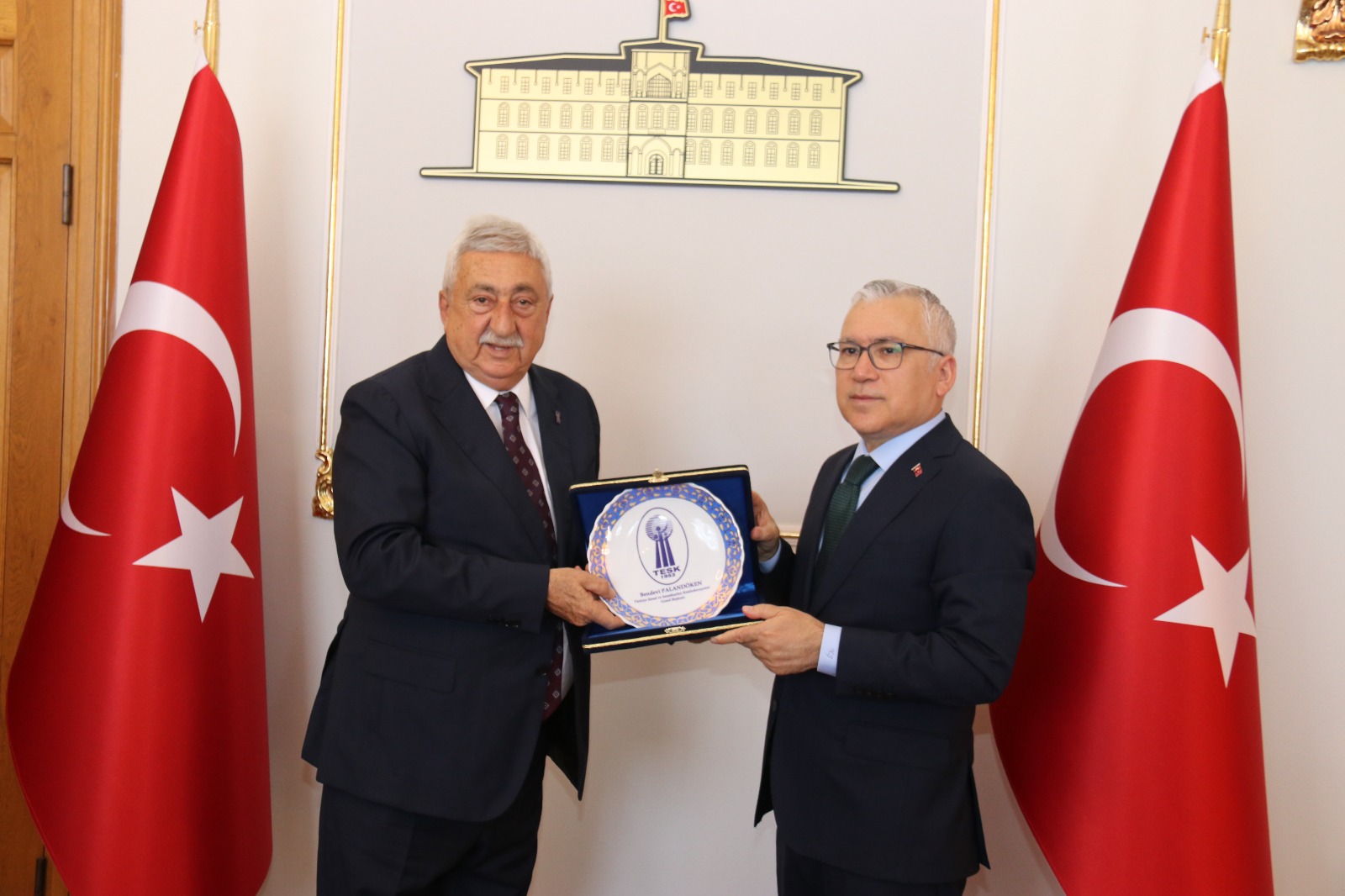 Türkiye Esnaf ve Sanatkârları Konfederasyonu (TESK) Genel Başkanı Bendevi Palandöken ve beraberindekiler Vali Dr Yılmaz Şimşek'i ziyaret etti Türkiye Esnaf ve Sanatkârları Konfederasyonu (TESK) Genel Başkanı Bendevi Palandöken ve beraberindekiler Vali Dr Yılmaz Şimşek'i ziyaret etti