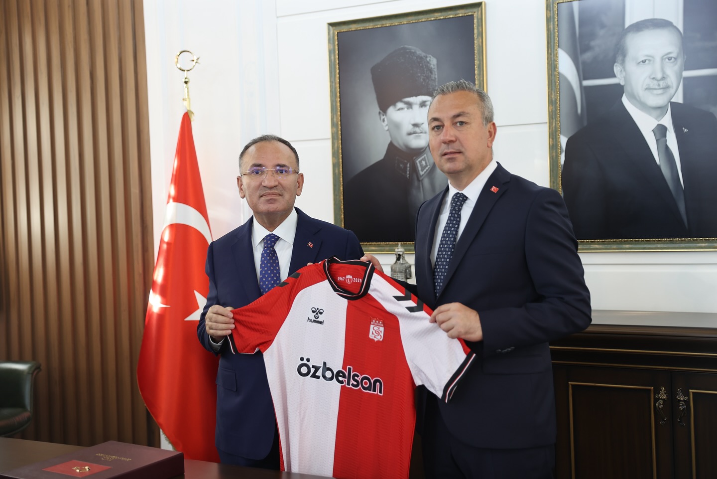 TBMM Başkanvekili Bekir Bozdağ Sivas’a Geldi TBMM Başkanvekili Bekir Bozdağ Sivas’a Geldi