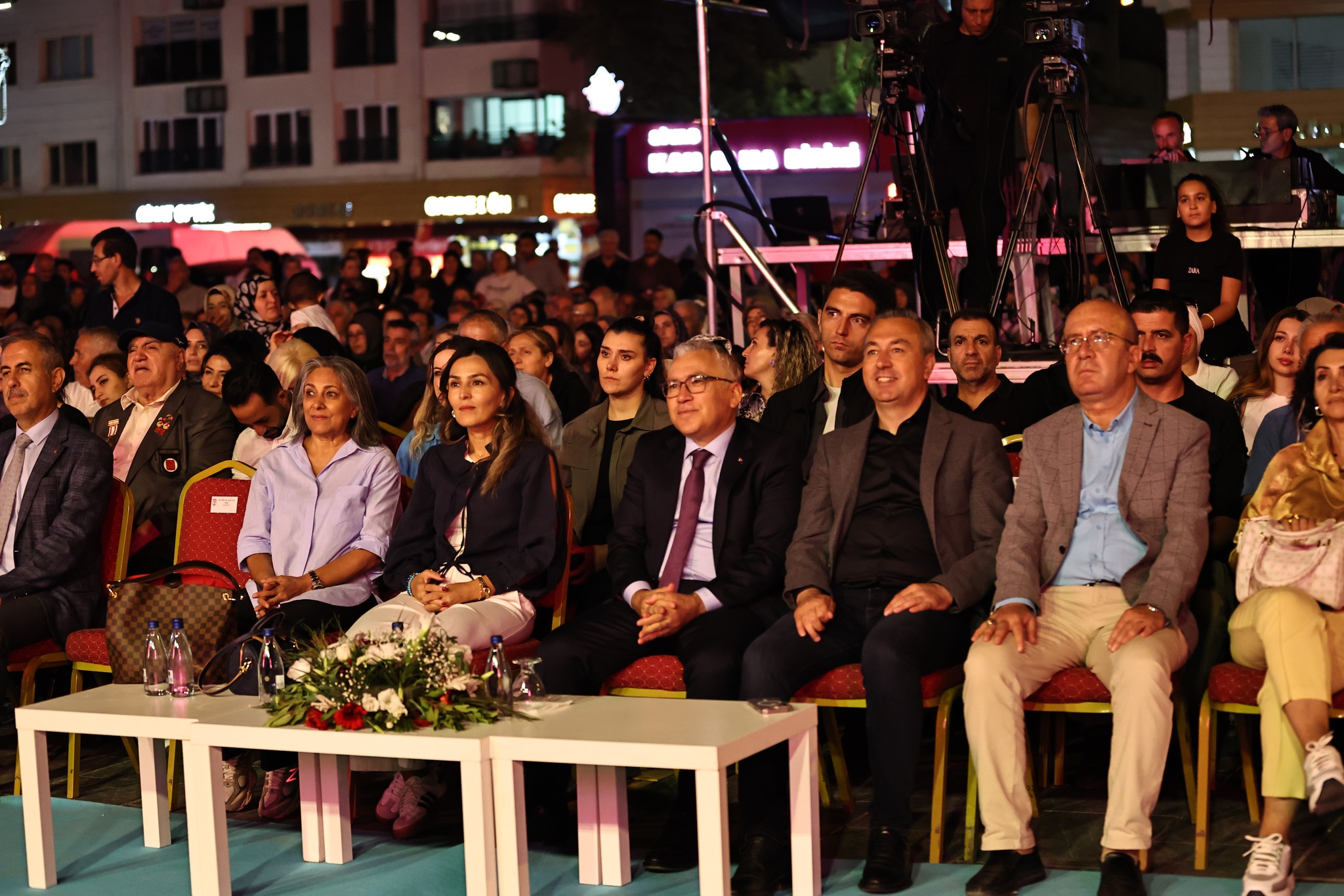 Şair Yazar Ahmet Selçuk İlkan Enver Merallı ve Aydın Sarman müzik ziyafeti verdi Şair Yazar Ahmet Selçuk İlkan Enver Merallı ve Aydın Sarman müzik ziyafeti verdi