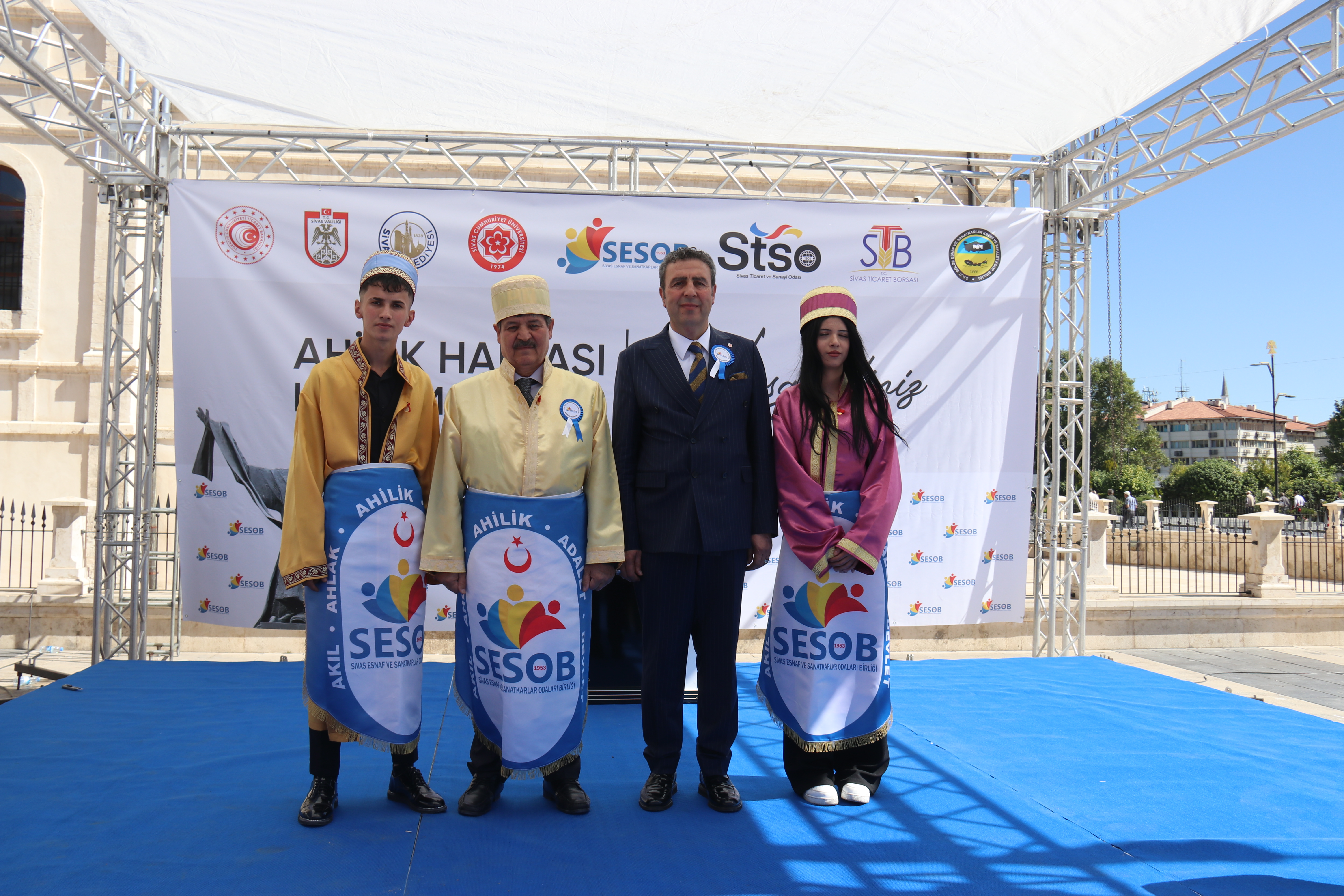 YILIN AHİSİ, HEDİYESİNİ TÜRK SİLAHLI KUVVETLERİNİ GÜÇLENDİRME VAKFINA BAĞIŞLADI