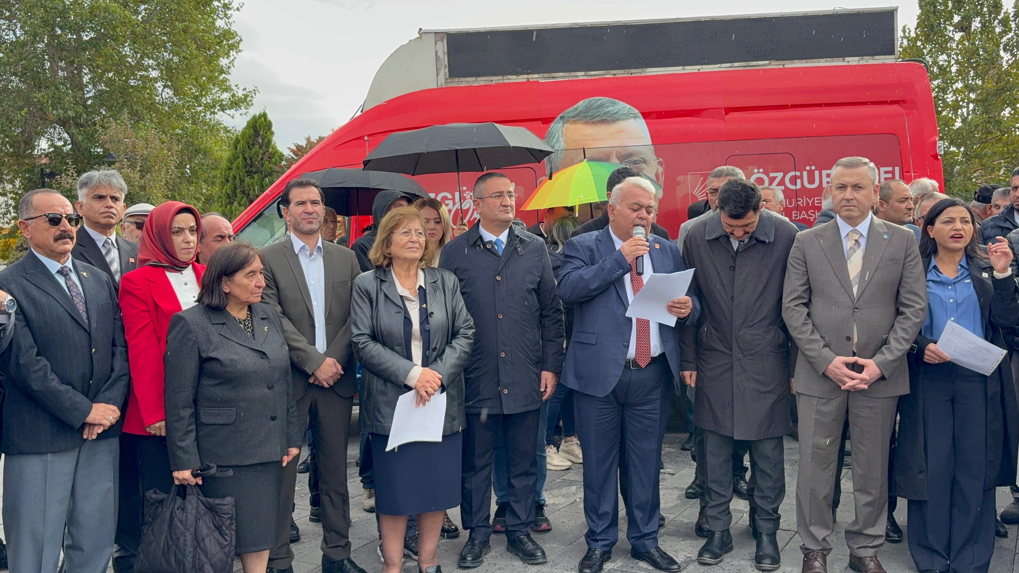 Yılmaz Coşkun"Hepimiz; bu büyük acıların ve yoklukların içinde savaşarak bize vatan yaratmış bir milletin torunlarıyız"