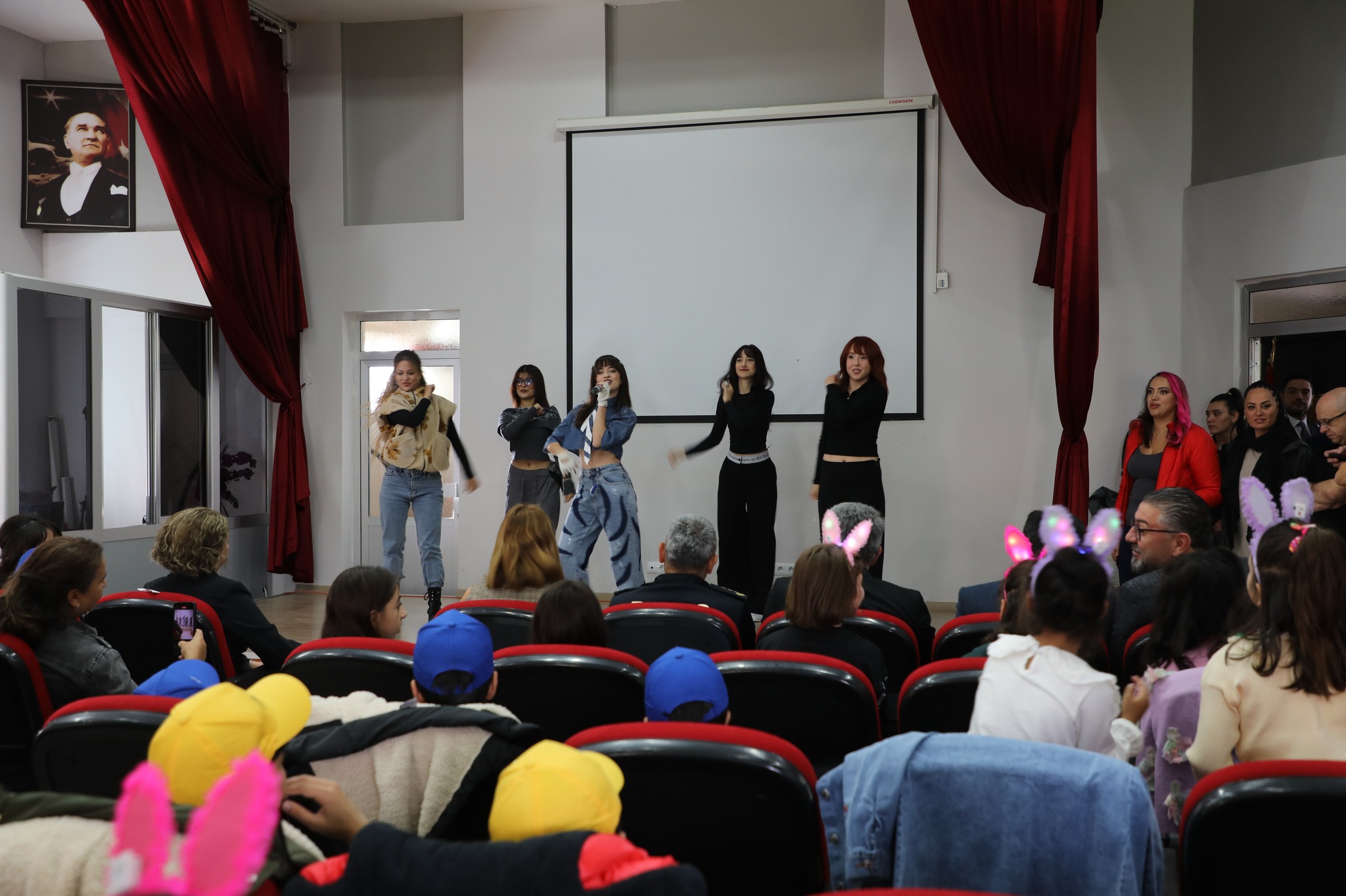 Melis Fis’ten Çocuklara Unutulmaz Bir Konser Melis Fis’ten Çocuklara Unutulmaz Bir Konser