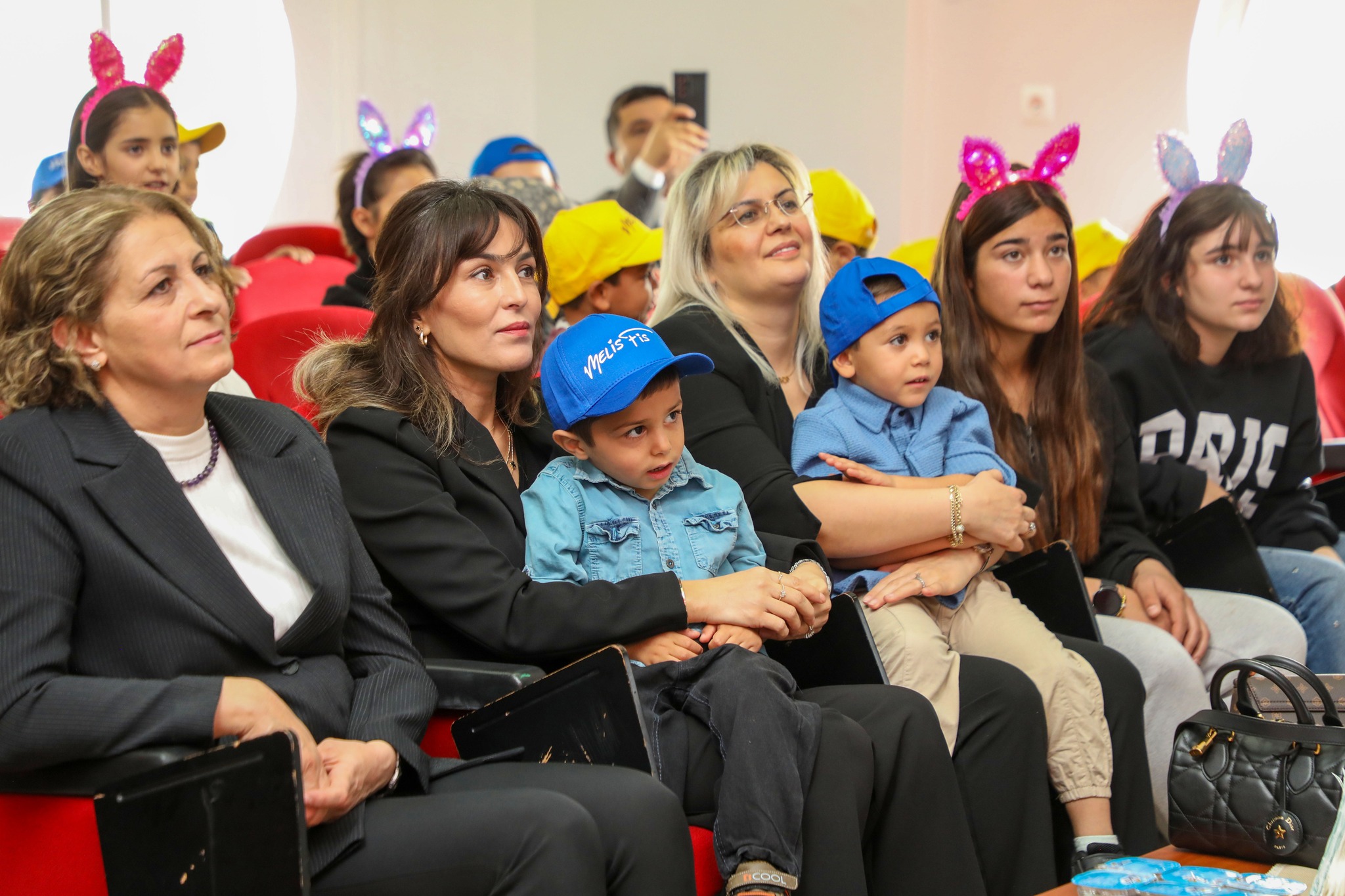 Melis Fis’ten Çocuklara Unutulmaz Bir Konser Melis Fis’ten Çocuklara Unutulmaz Bir Konser