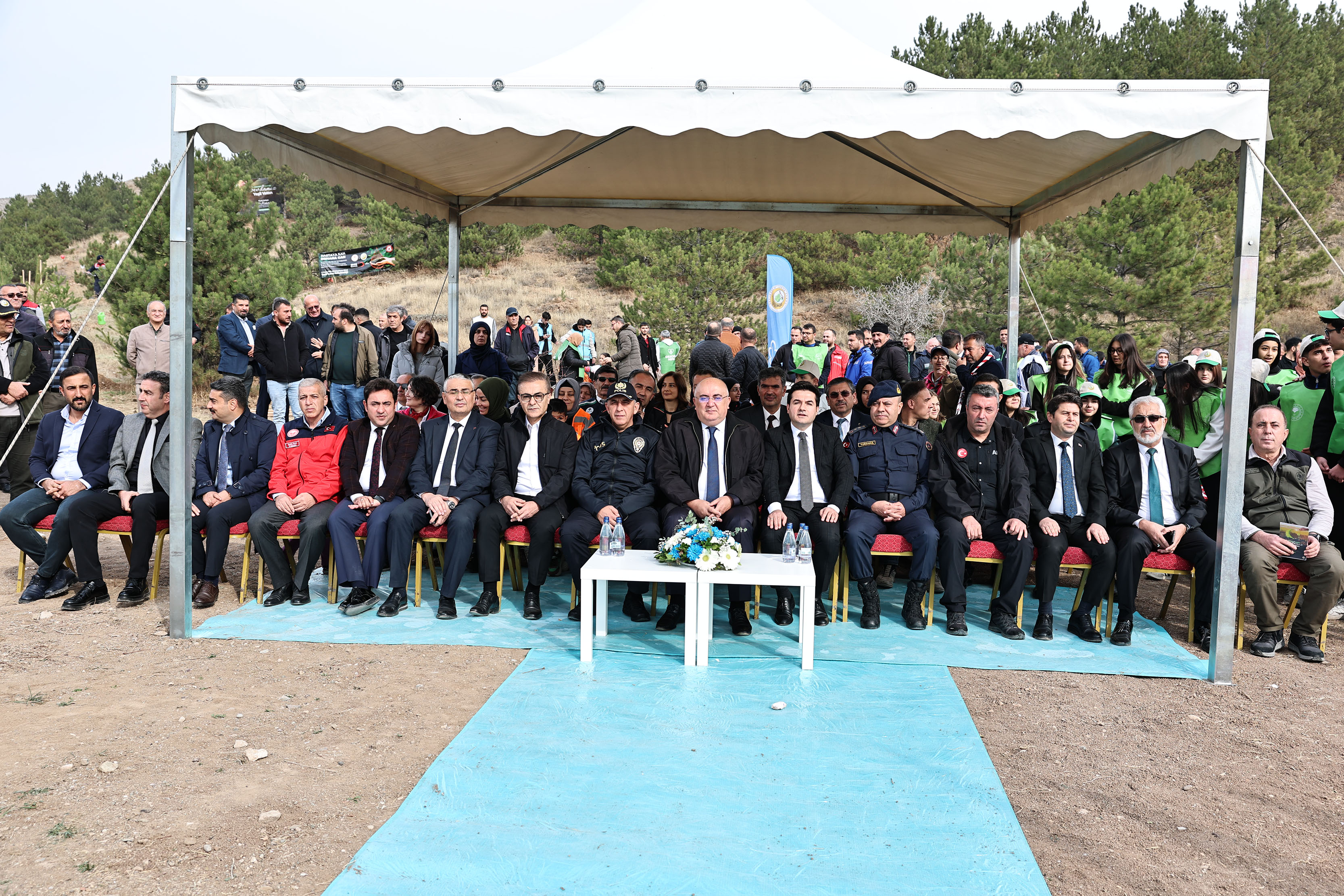 Milli Ağaçlandırma Günü'nde Fidanlar Toprakla Buluşturuldu Milli Ağaçlandırma Günü'nde Fidanlar Toprakla Buluşturuldu