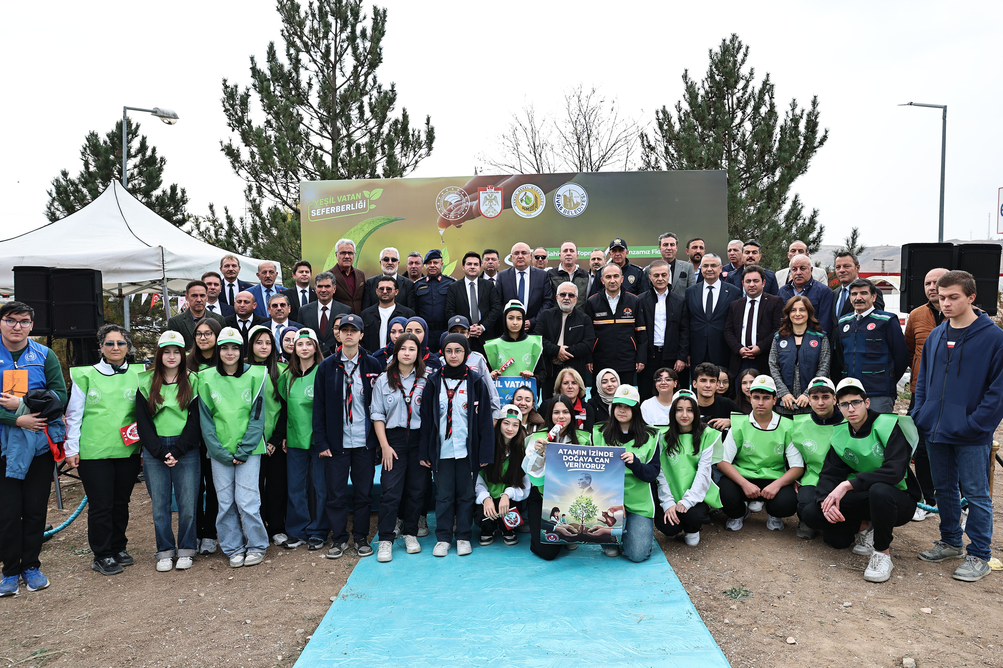 Milli Ağaçlandırma Günü'nde Fidanlar Toprakla Buluşturuldu Milli Ağaçlandırma Günü'nde Fidanlar Toprakla Buluşturuldu