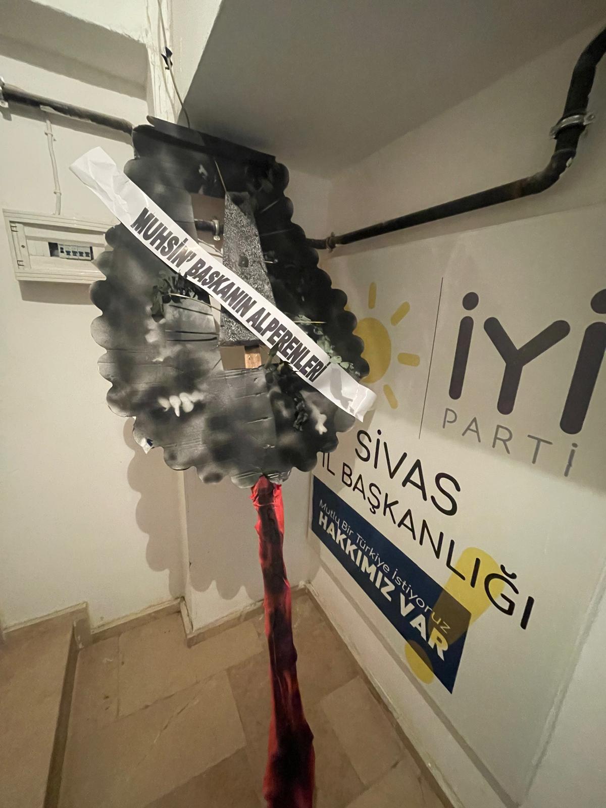 İYİ PARTİ İL BAŞKANI KARASU’YA ALPERENLERDEN SİYAH ÇELENKLİ PROTESTO İYİ PARTİ İL BAŞKANI KARASU’YA ALPERENLERDEN SİYAH ÇELENKLİ PROTESTO