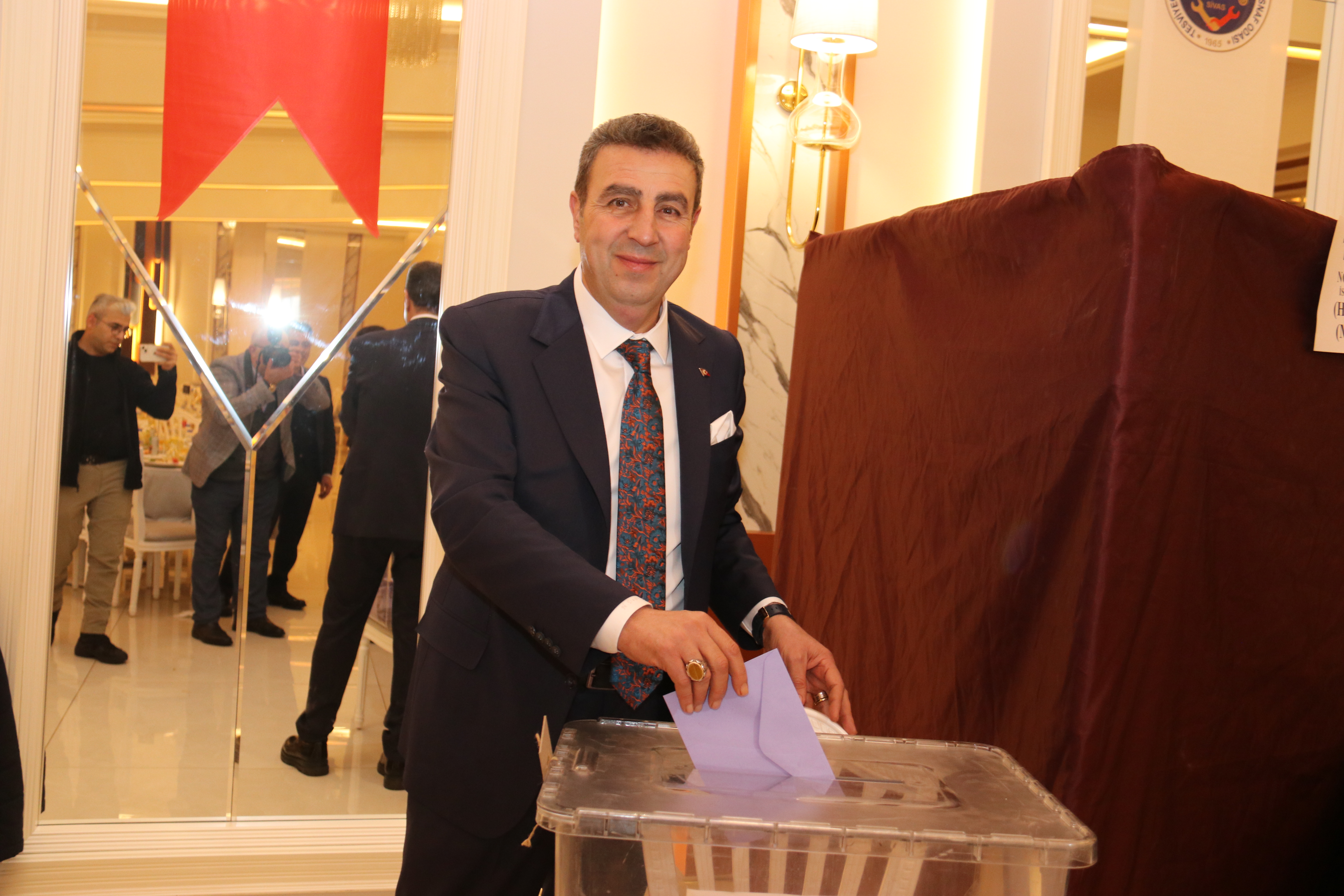 HAKAN DEMİRGİL GÜVEN TAZELEDİ HAKAN DEMİRGİL GÜVEN TAZELEDİ