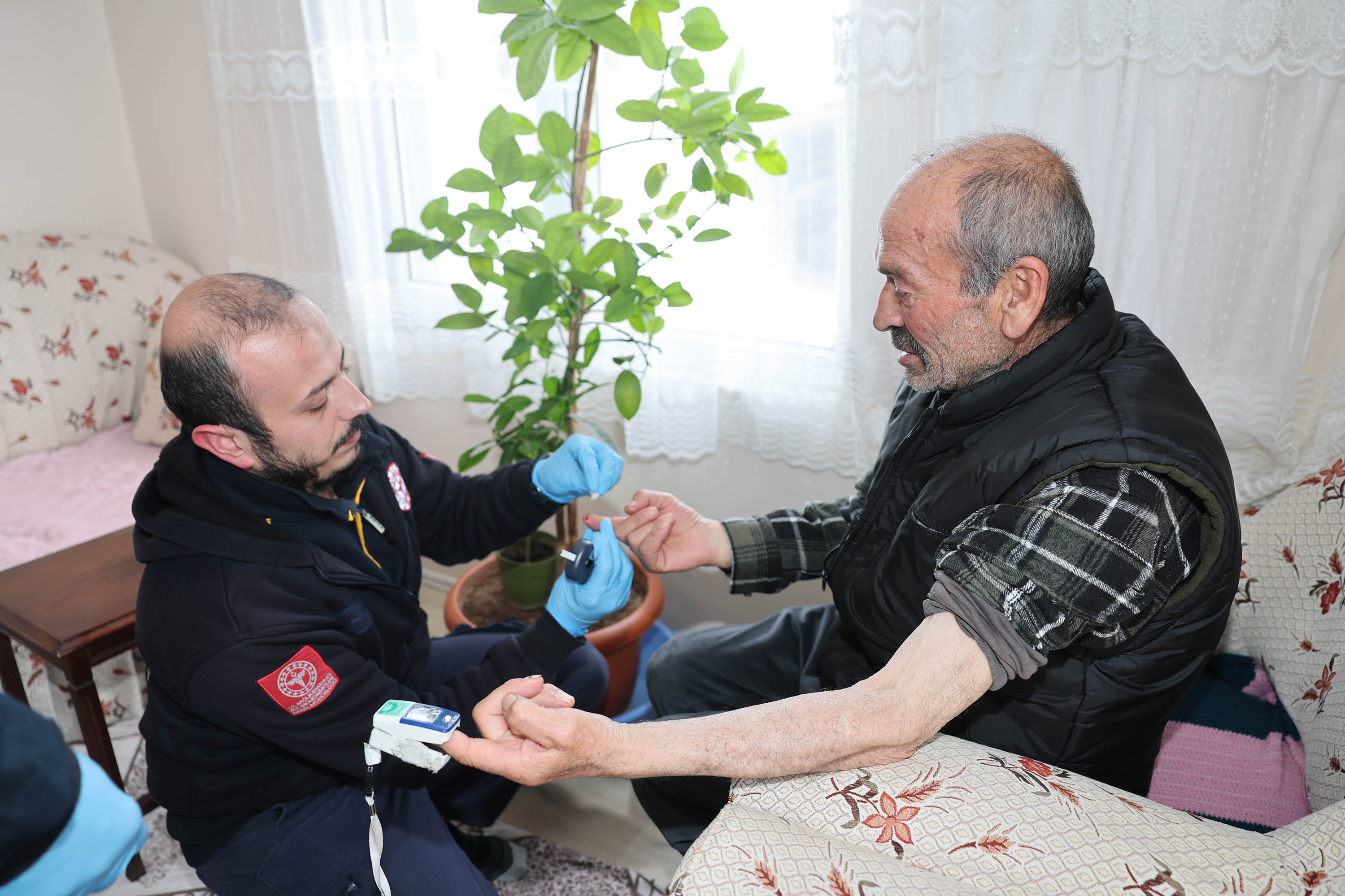 Karla Mücadele Ekipleri Hasta Vatandaş İçin Yolu Ulaşıma Açtı