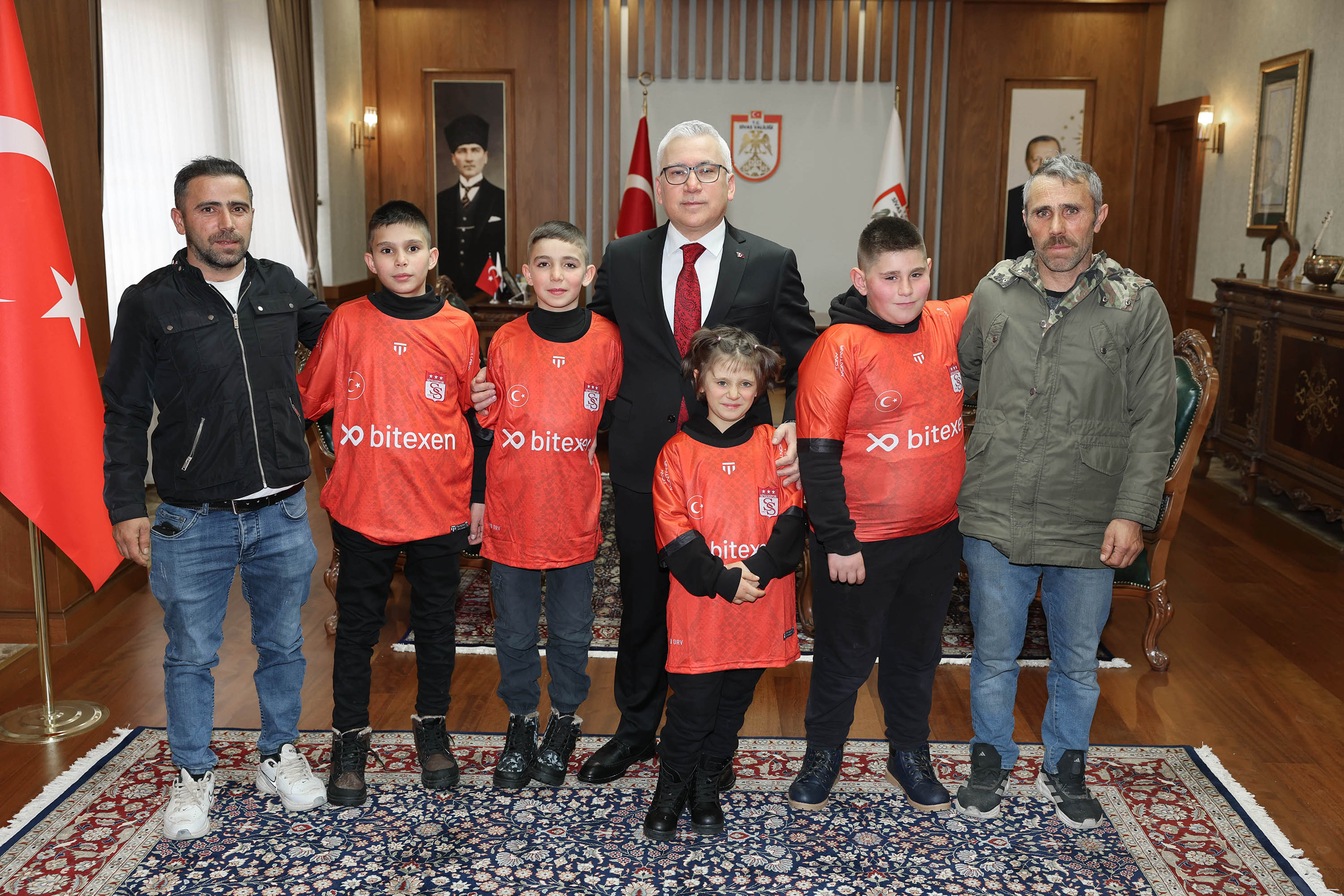 Vali Yılmaz Şimşek, Kardan Kız Kulesi Yapan Çocukları Makamında Ağırladı