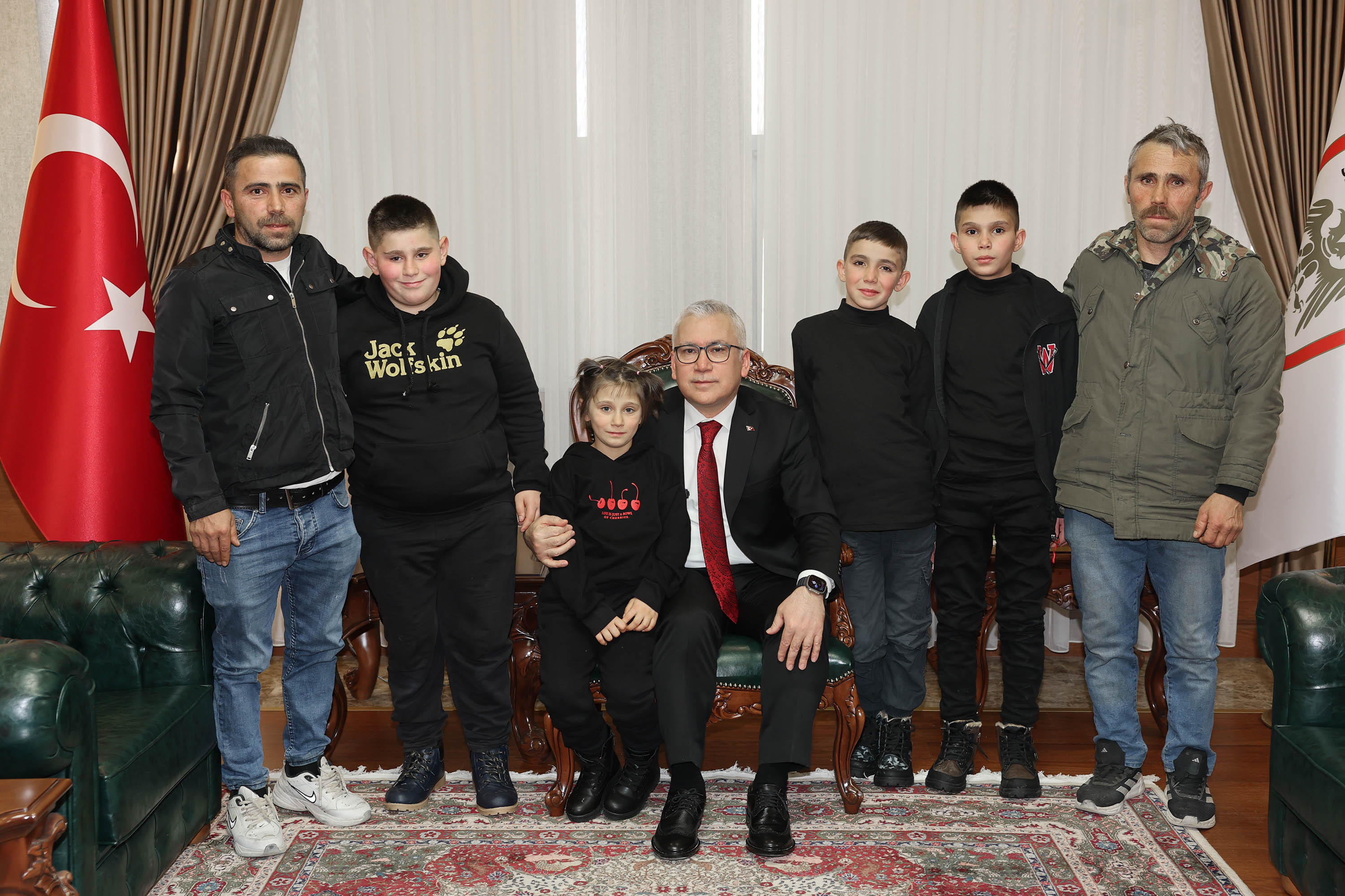 Vali Yılmaz Şimşek, Kardan Kız Kulesi Yapan Çocukları Makamında Ağırladı