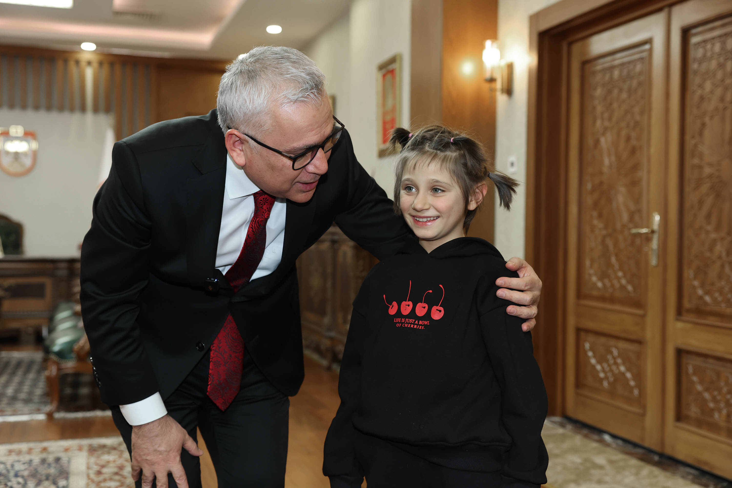 Vali Yılmaz Şimşek, Kardan Kız Kulesi Yapan Çocukları Makamında Ağırladı
