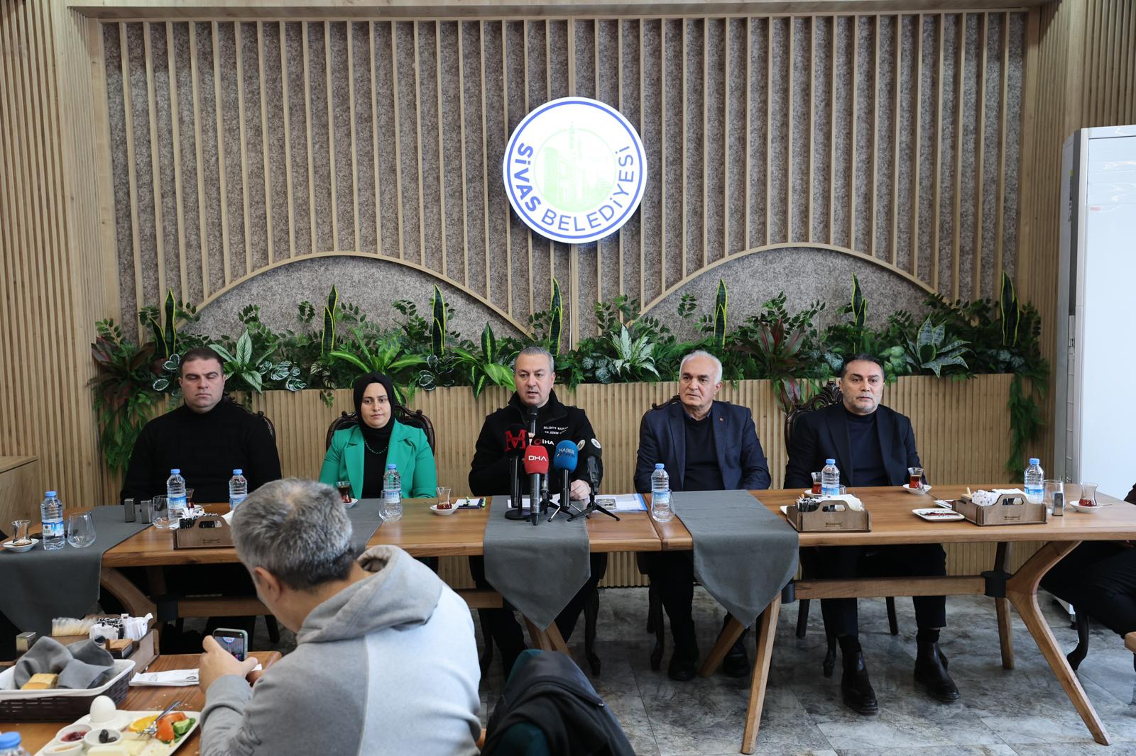 "MASADAN DEĞİL, SAHADAN YÖNETTİK" "MASADAN DEĞİL, SAHADAN YÖNETTİK"