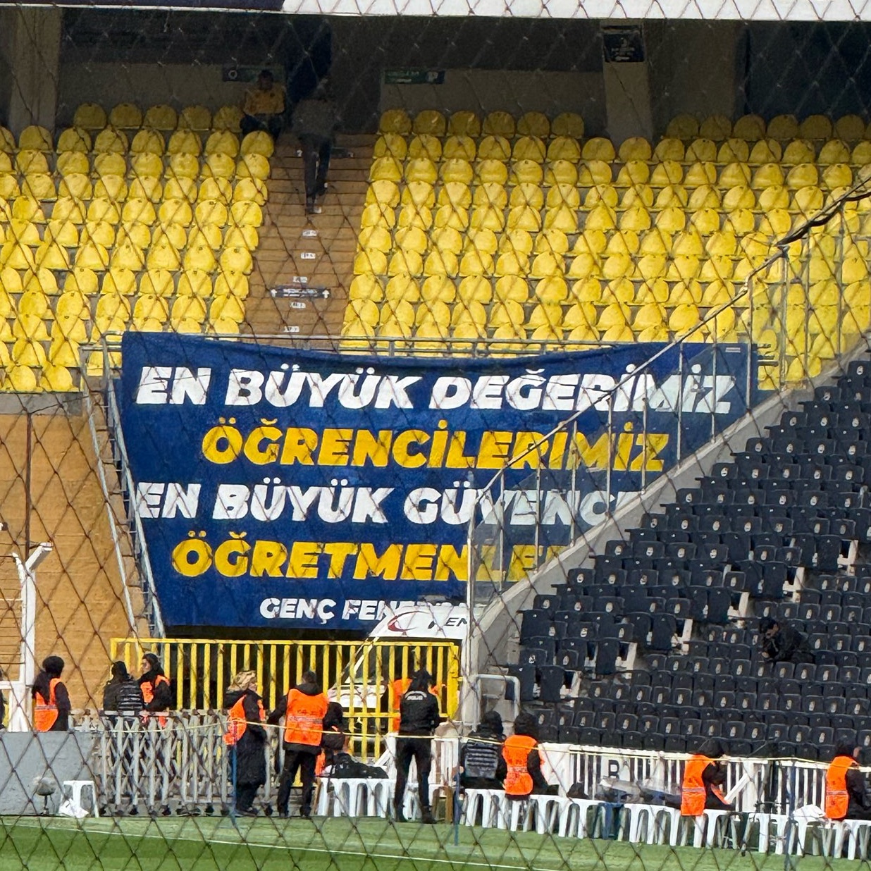 Kadıköy'de tribünler:  "En büyük değerimiz öğrencilerimiz. En büyük güvencemiz öğretmenlerimiz."