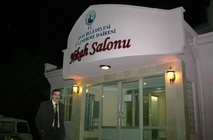 Nikâh memuru Servet Muzaffer Güner'in ismi, yıllarca görev yaptığı nikâh salonuna verildi