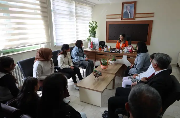 Sivas Sevgi Çocuk Evleri Sitesi'nde kalan kız öğrenciler Bayan Şimşek'i ziyaret ettiler