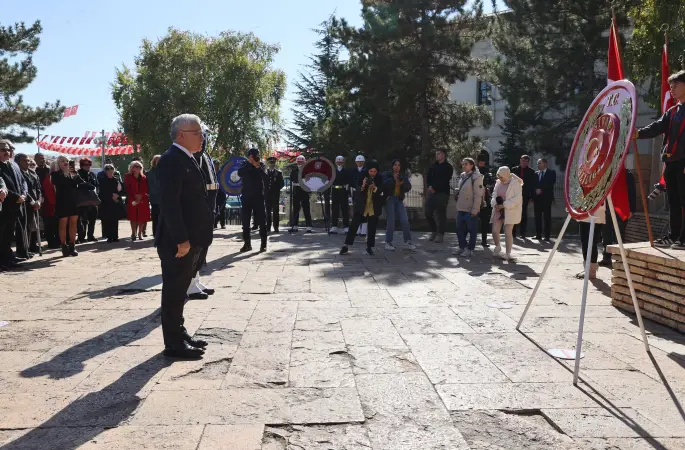 Cumhuriyet Bayramı'nın 101. yıl dönümü etkinlikleri kapsamında Atatürk Anıtı'nda çelenk sunma töreni gerçekleştirildi