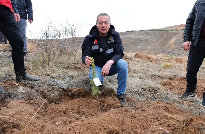Belediye Başkanı Dr. Adem Uzun, 24 Kasım Öğretmenler Günü dolayısıyla Alperen Ocakları tarafından düzenlenen fidan dikme etkinliğine katıldı