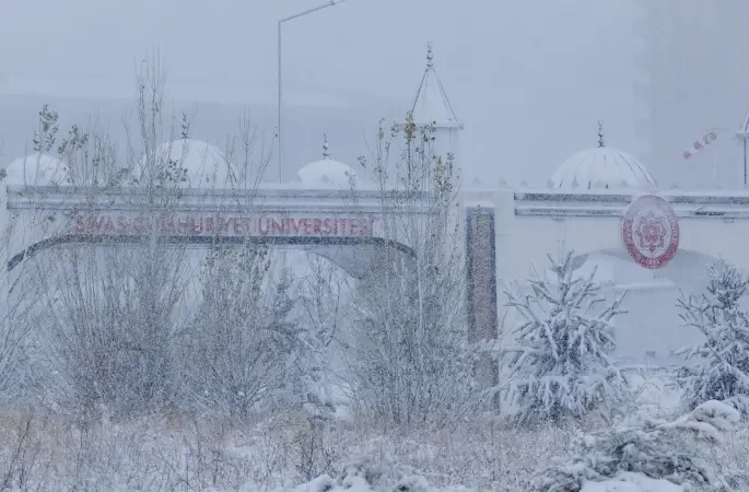 Cumhuriyet Üniversiteside beyaza büründü