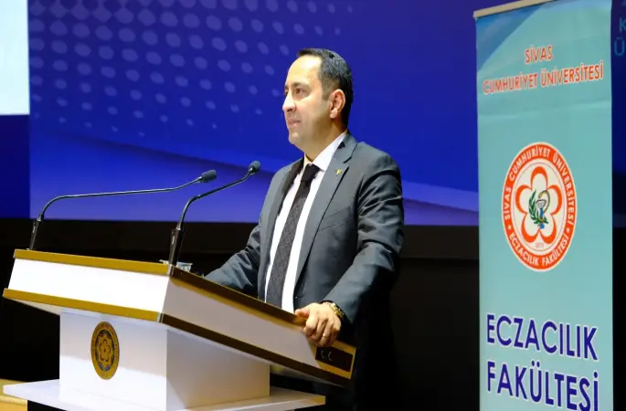 Cumhuriyet Üniversitesi Eczacılık Fakültesi 2024-2025 Eğitim-Öğretim Yılı 1. sınıf öğrencilerine Önlük Giyme Töreni düzenlendi