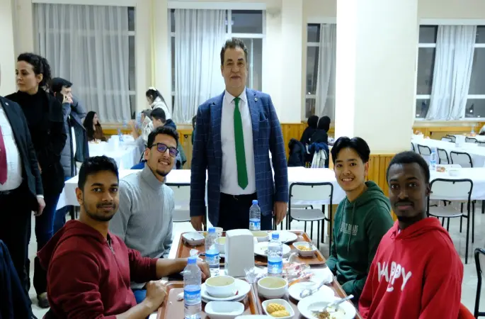 Cumhuriyet Üniversitesi Rektörü Prof. Dr. Ahmet Şengönül’ün katkılarıyla öğrencilere iftar yemeği verildi