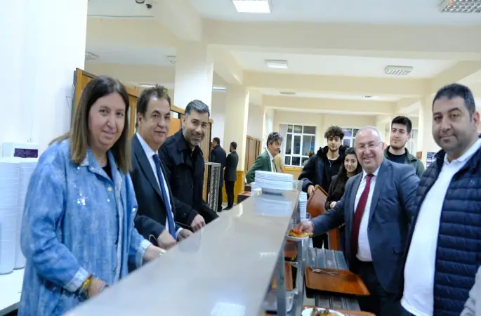 Cumhuriyet Üniversitesi Genel Sekreteri, Genel Sekreter Yardımcıları ve Daire Başkanları tarafından öğrencilere iftar programı düzenlendi