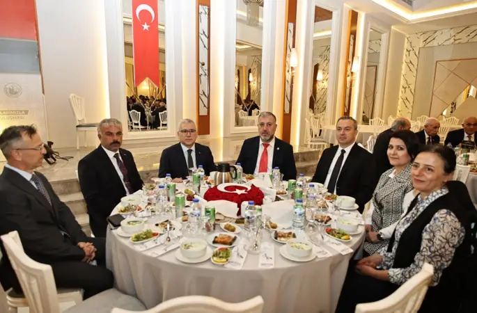 Vali Şimşek ve Başkan Uzun Muhtarlarla iftarda buluştu