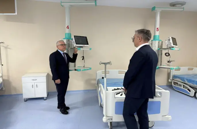 Vali Yılmaz Şimşek, dün İmranlı'da meydana gelen otobüs kazasında yaralanan vatandaşlarımızı hastanede ziyaret etti