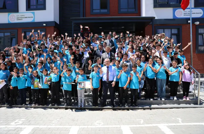 Vali Yılmaz Şimşek karne dağıtımına katıldı