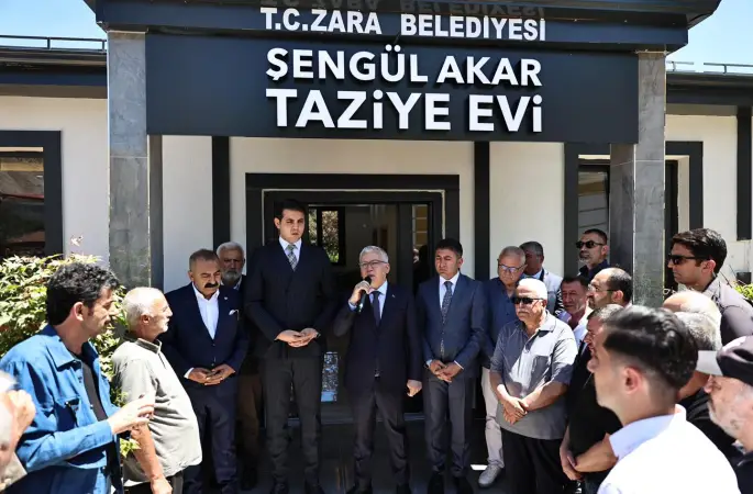 Vali Yılmaz Şimşek, ilçe programları kapsamında; Zara Belediyesi öncülüğünde Mehmet Akif Ersoy Cami avlusuna yapılan Şengül Akar Taziye Evi'nin açılış programına katıldı