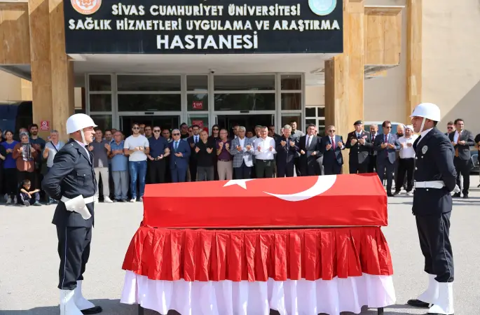 Vefat eden Vali-Mülkiye Başmüfettişi Erol Karaömeroğlu için Cumhuriyet Üniversitesi Hastanesi Başhekimliği önünde uğurlama töreni düzenlendi