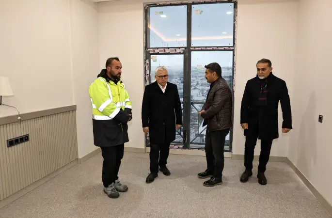 Vali Yılmaz Şimşek, inşaat çalışmalarında sona gelinen Sivas Öğretmen Akademisi binasında incelemelerde bulundu