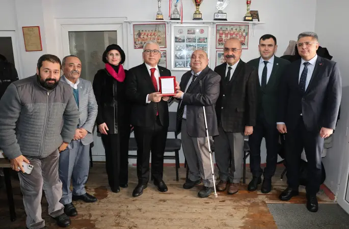 Vali Yılmaz Şimşek, 7-14 Ocak Beyaz Baston Görme Engelliler Haftası nedeniyle Sivas Görme Engelliler Derneğini ziyaret etti